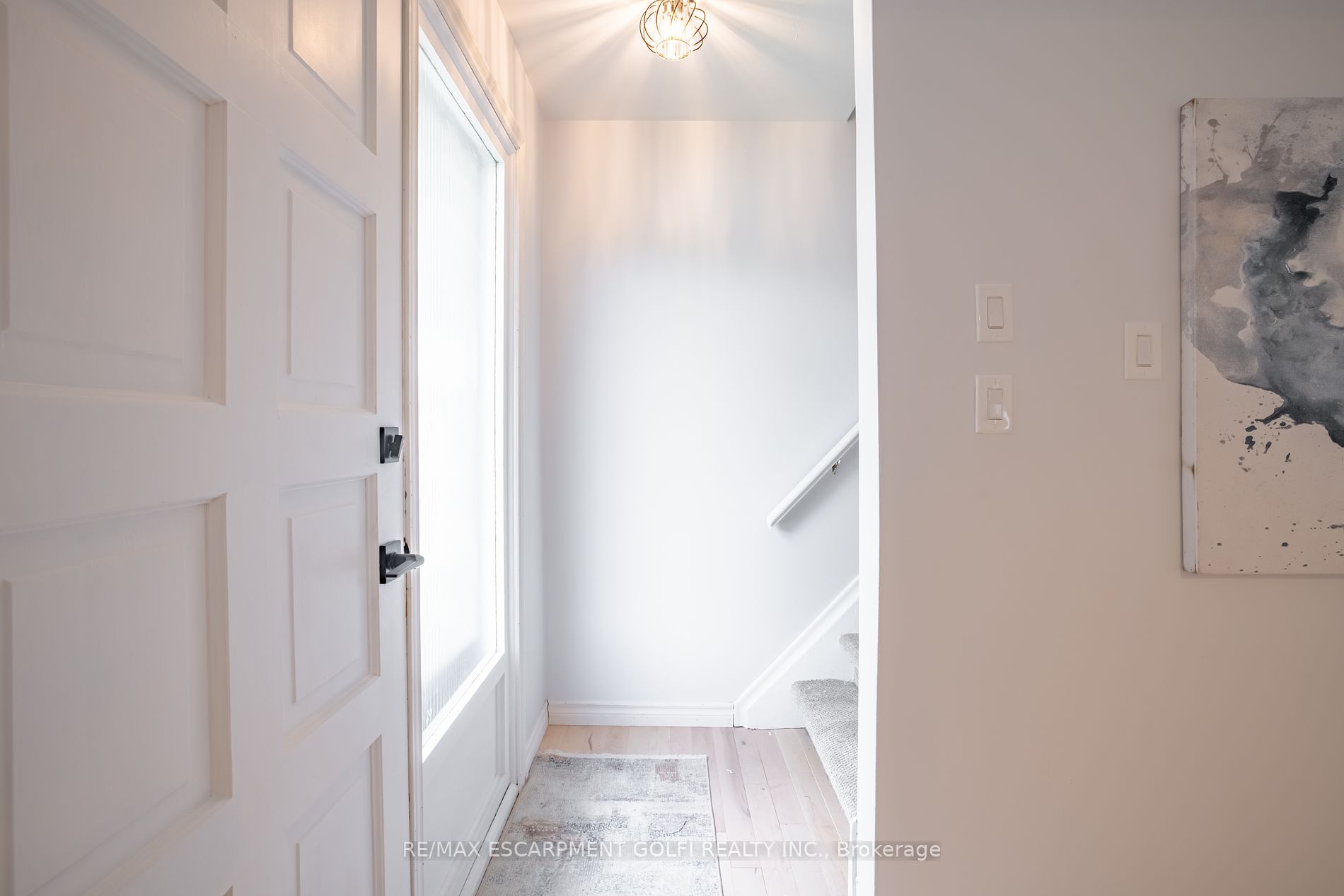 106 Simcoe St E
