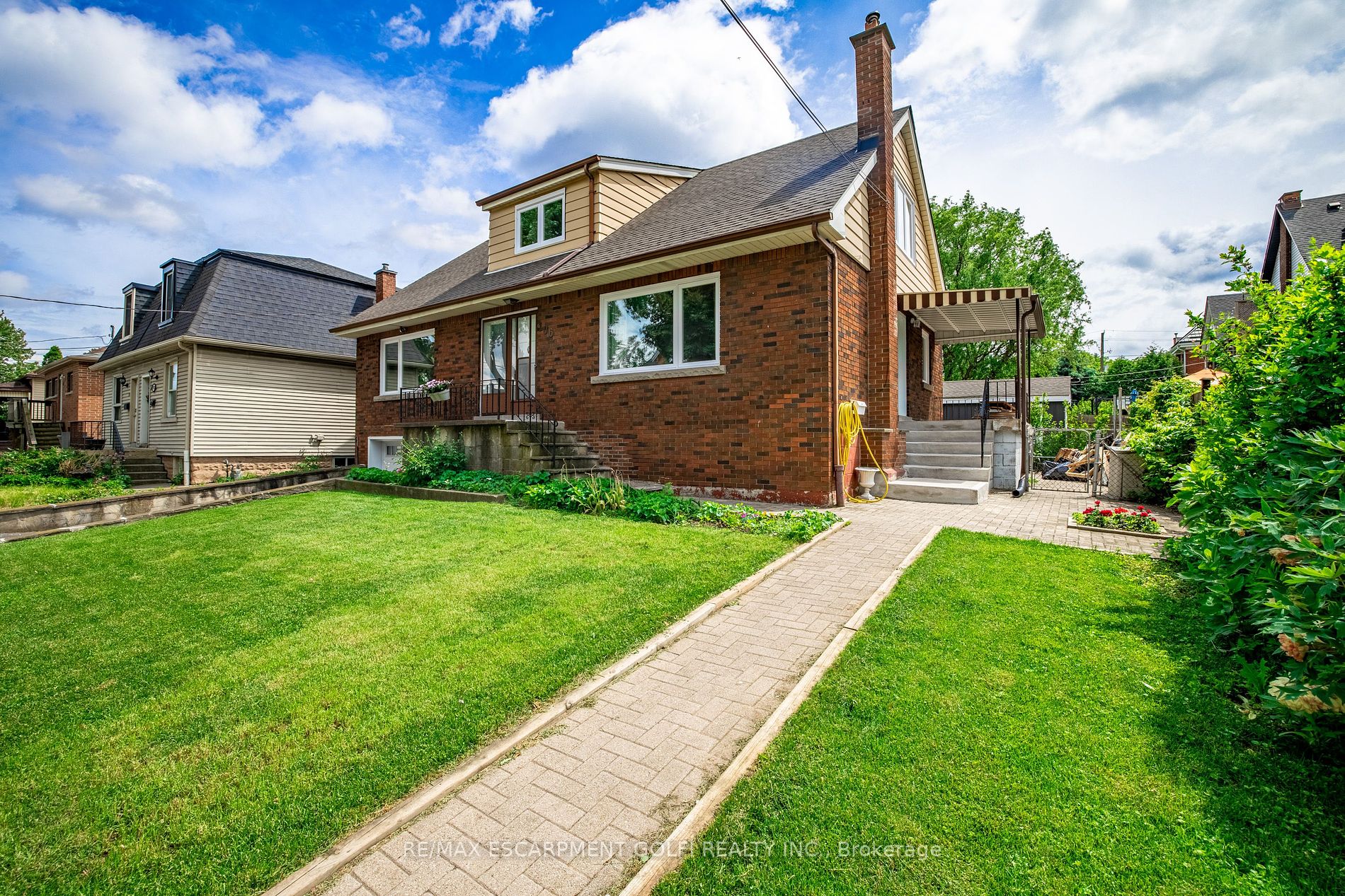 106 Simcoe St E