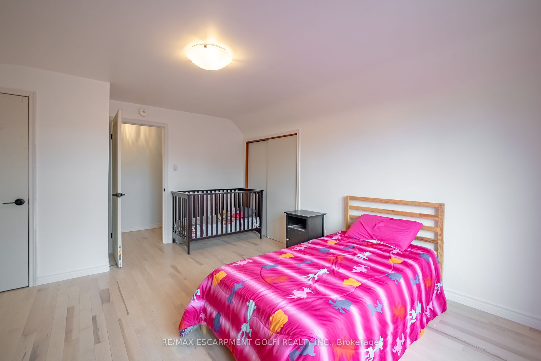 106 Simcoe St E
