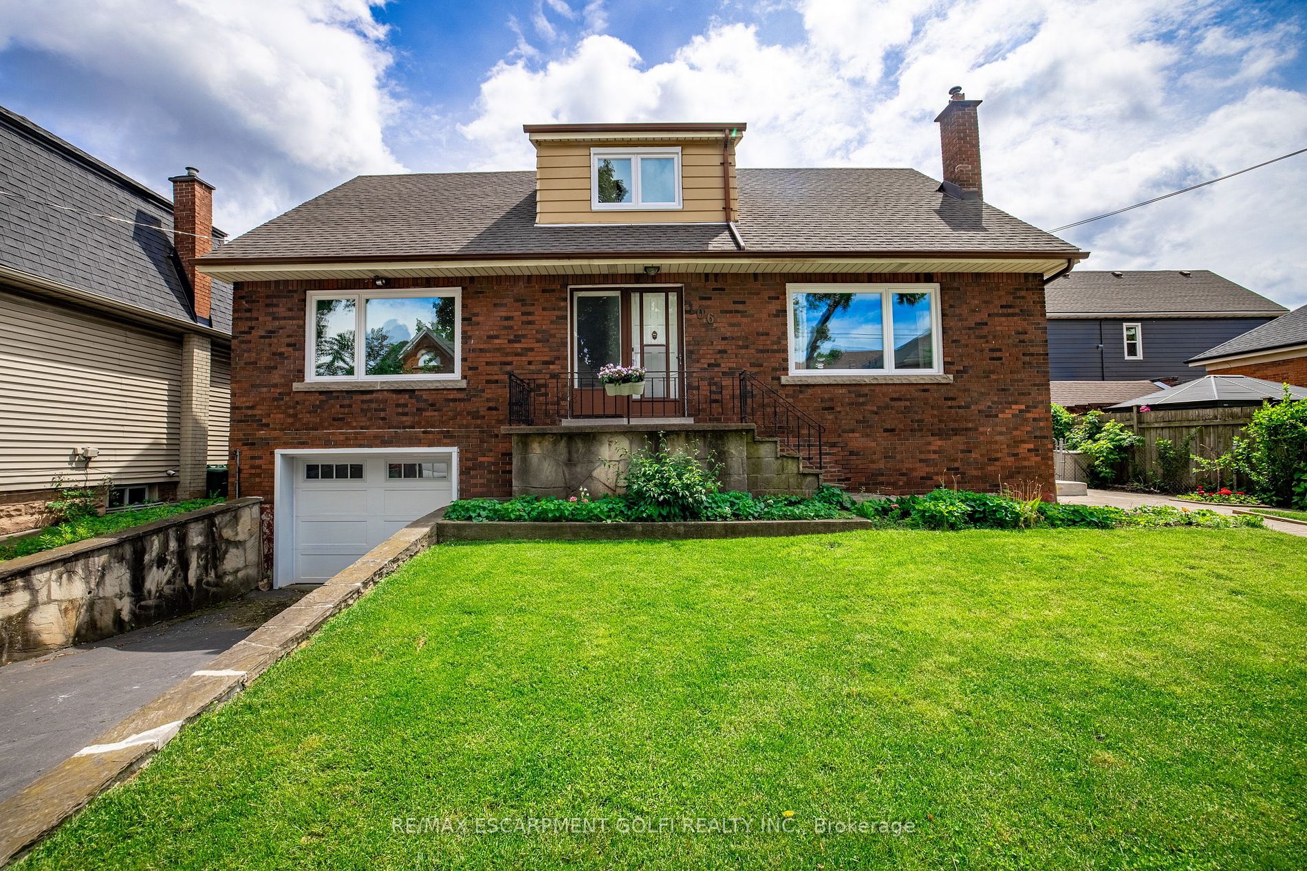 106 Simcoe St E