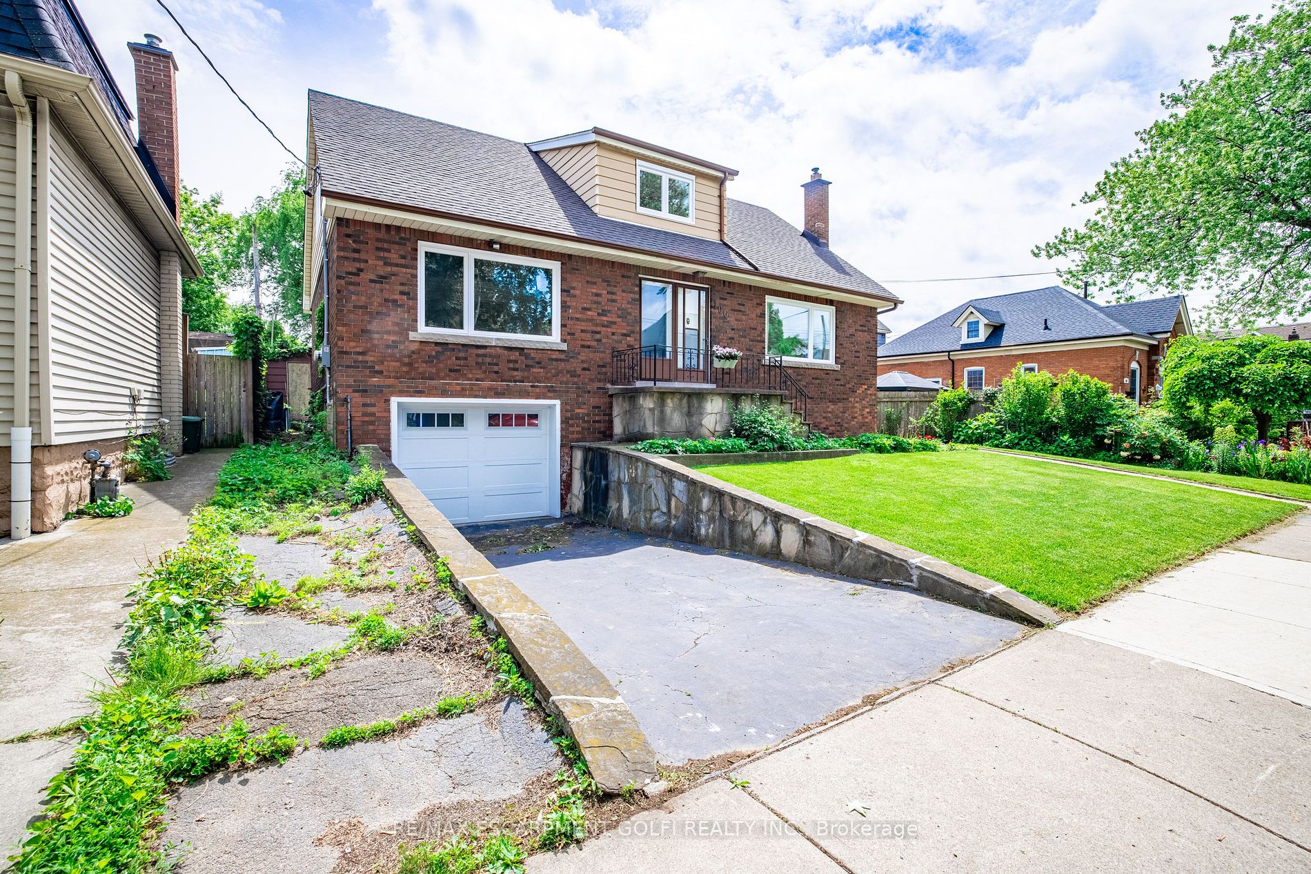 106 Simcoe St E