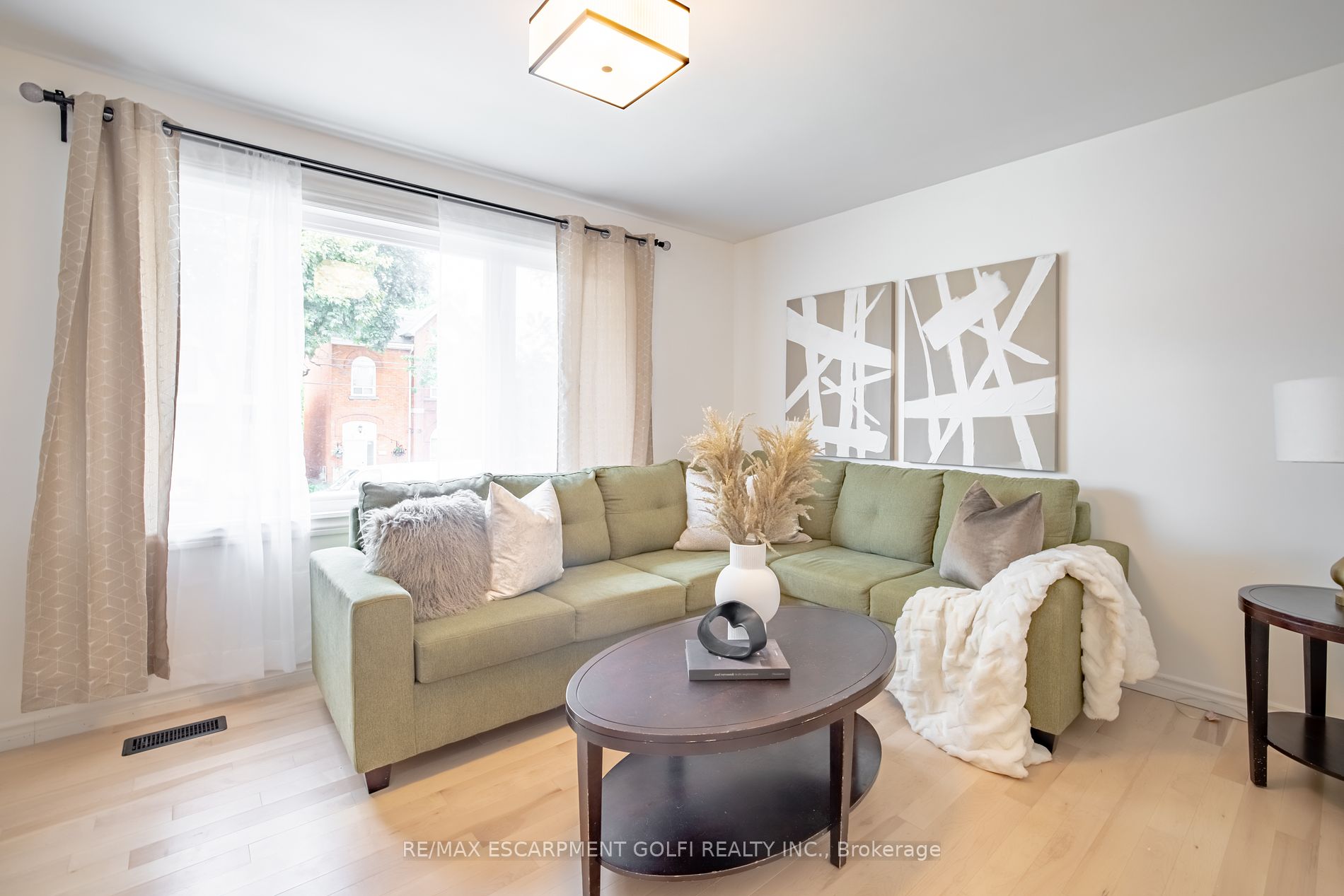 106 Simcoe St E