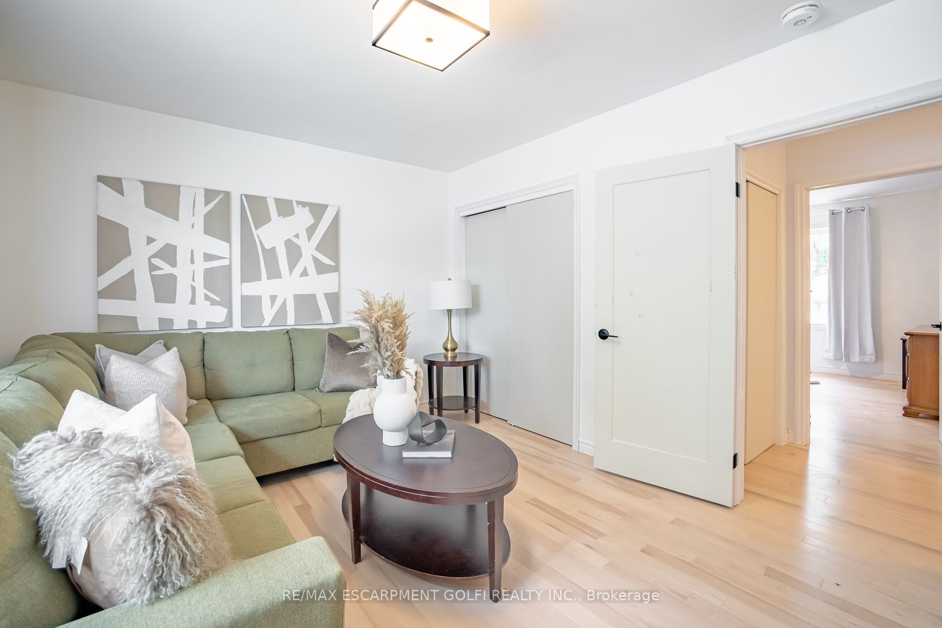 106 Simcoe St E