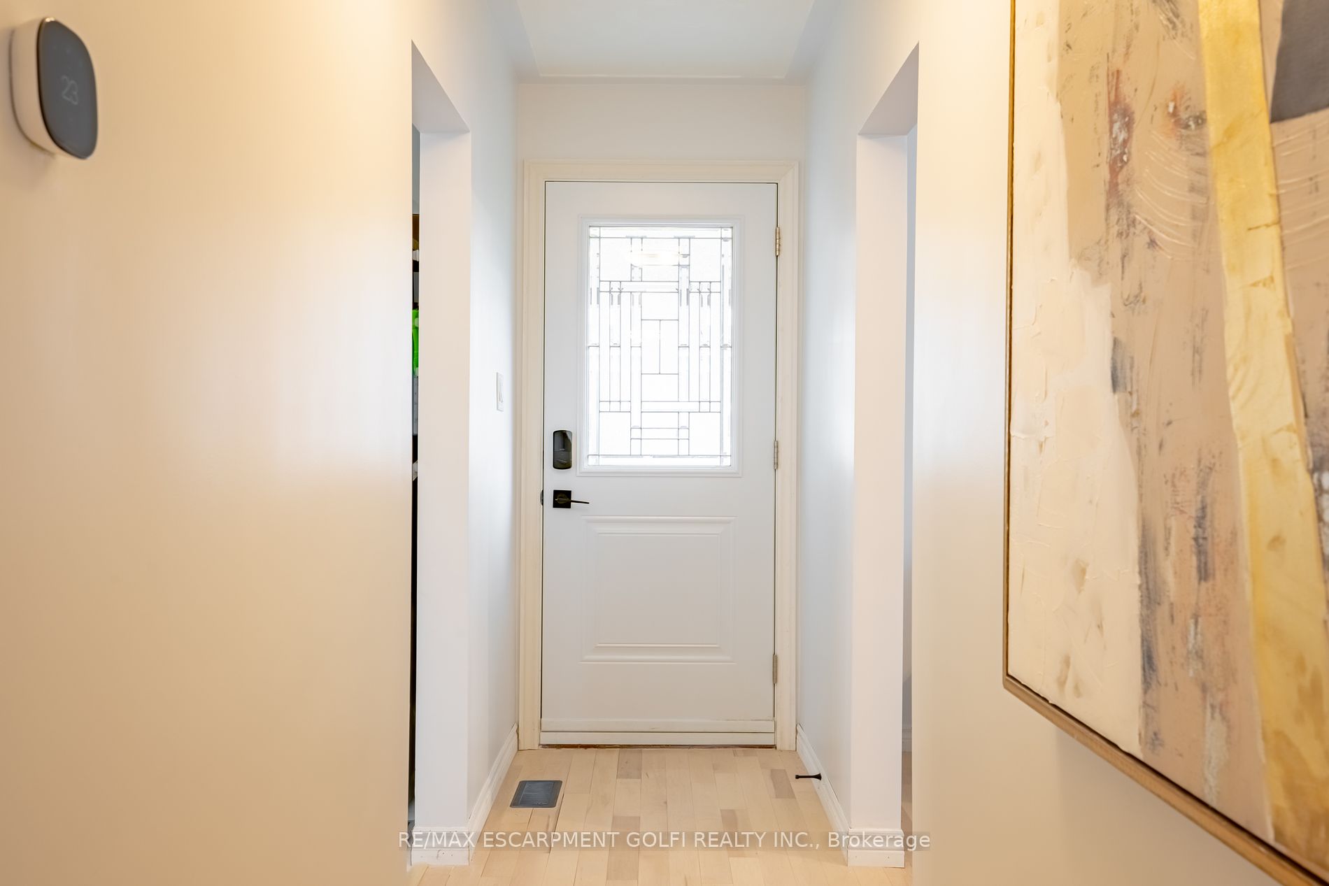 106 Simcoe St E