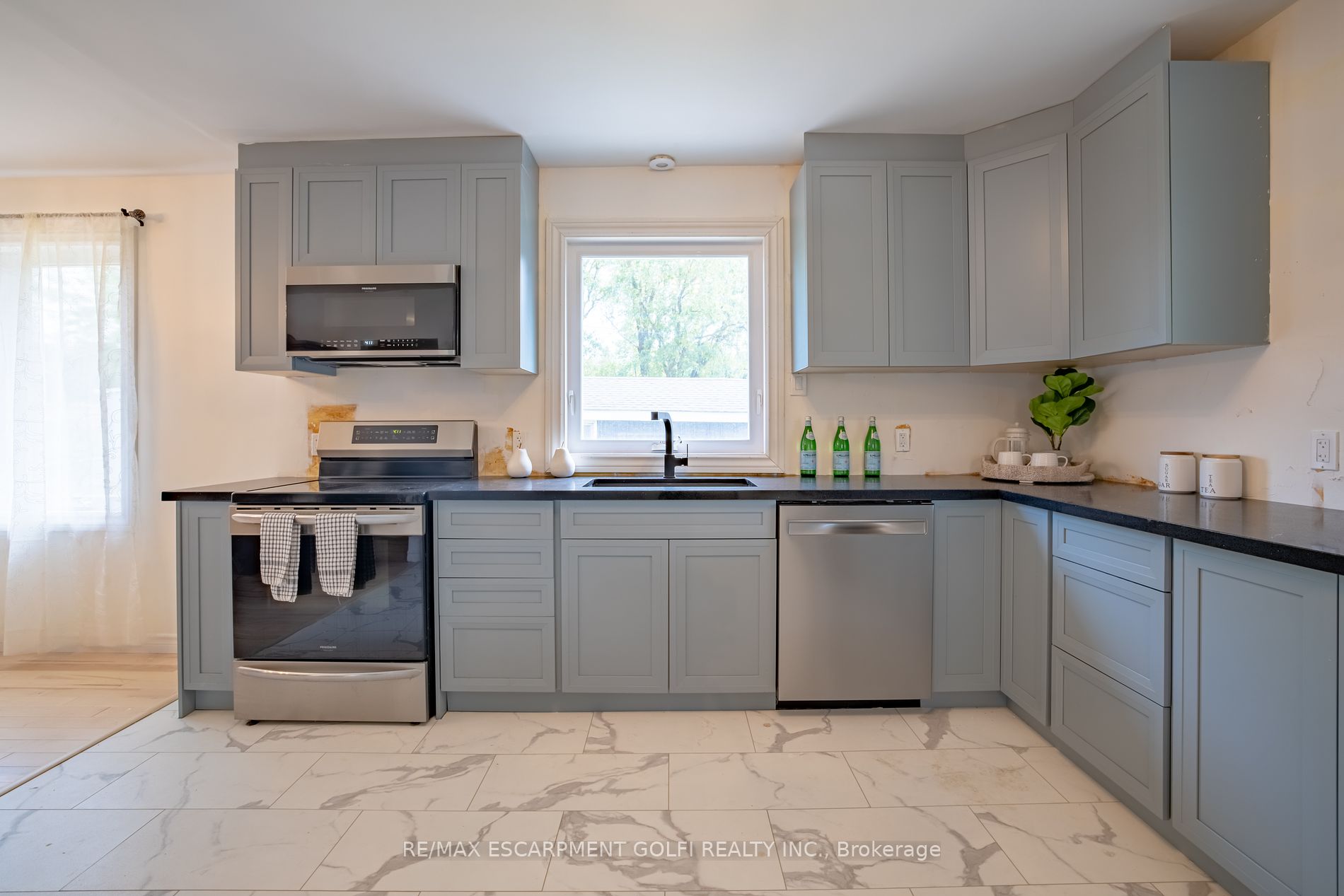 106 Simcoe St E