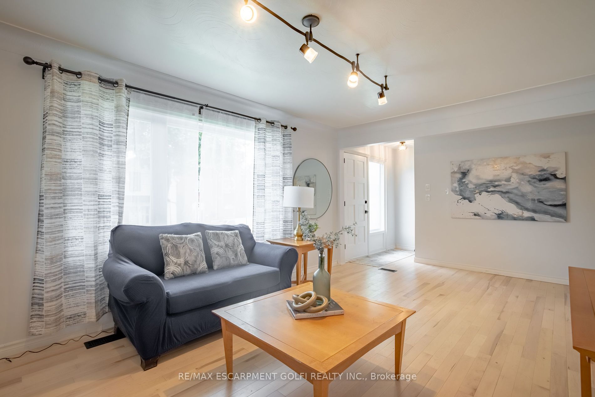 106 Simcoe St E