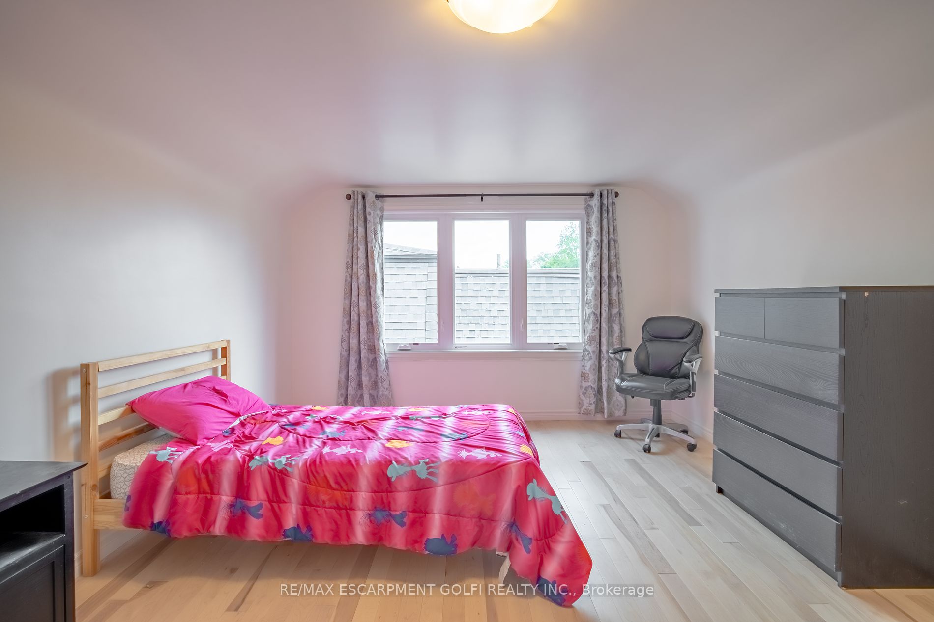 106 Simcoe St E