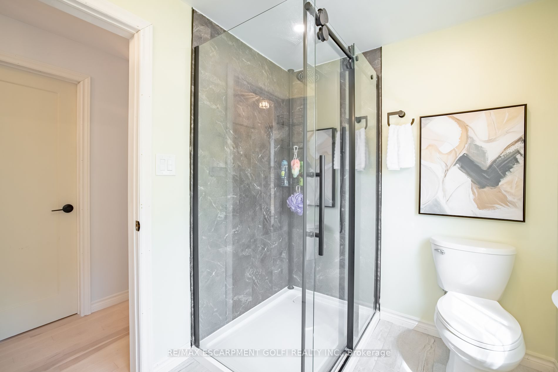106 Simcoe St E
