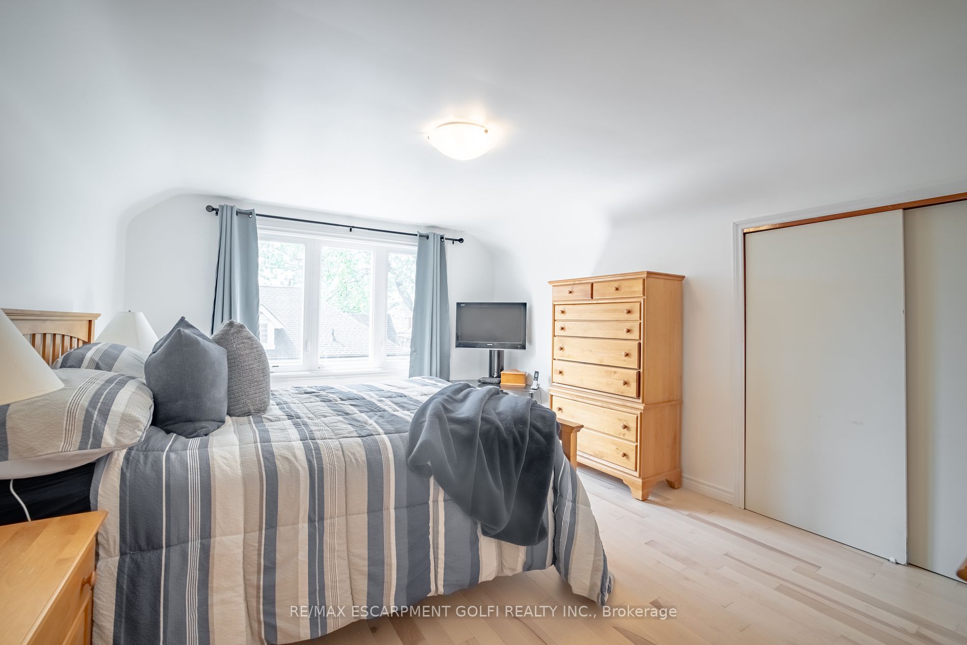 106 Simcoe St E