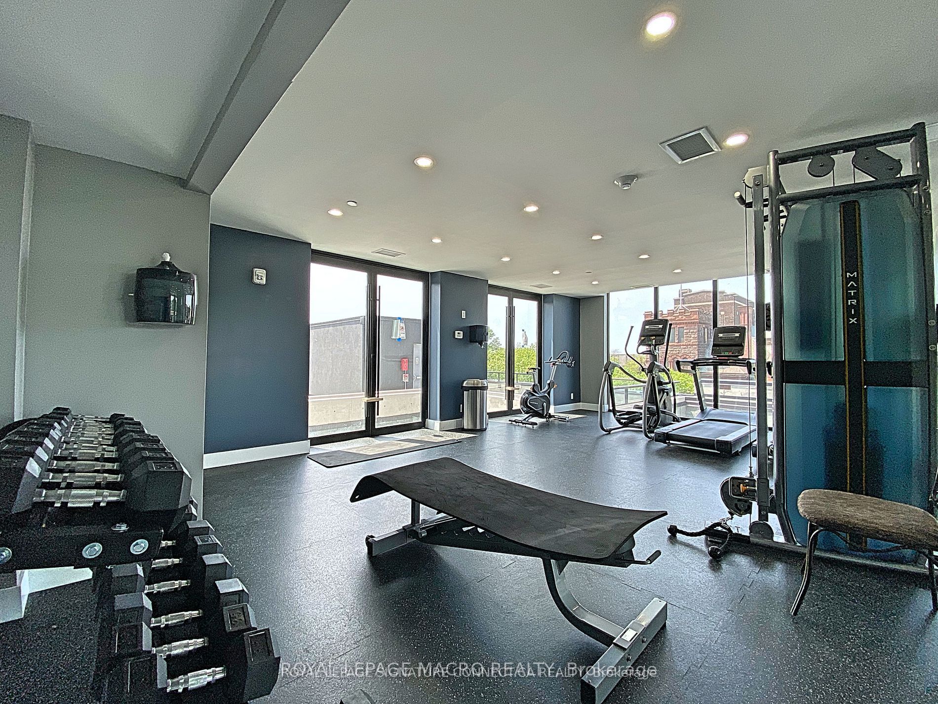 15 Queen St S, #1401