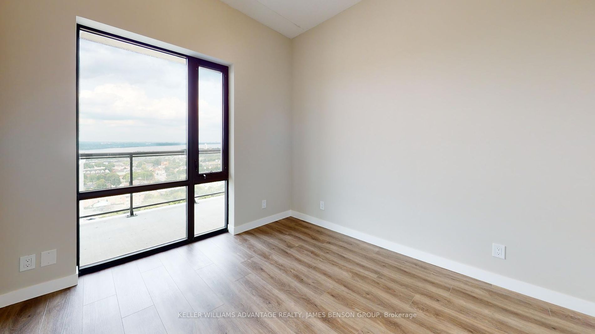 15 Queen St S, #1611