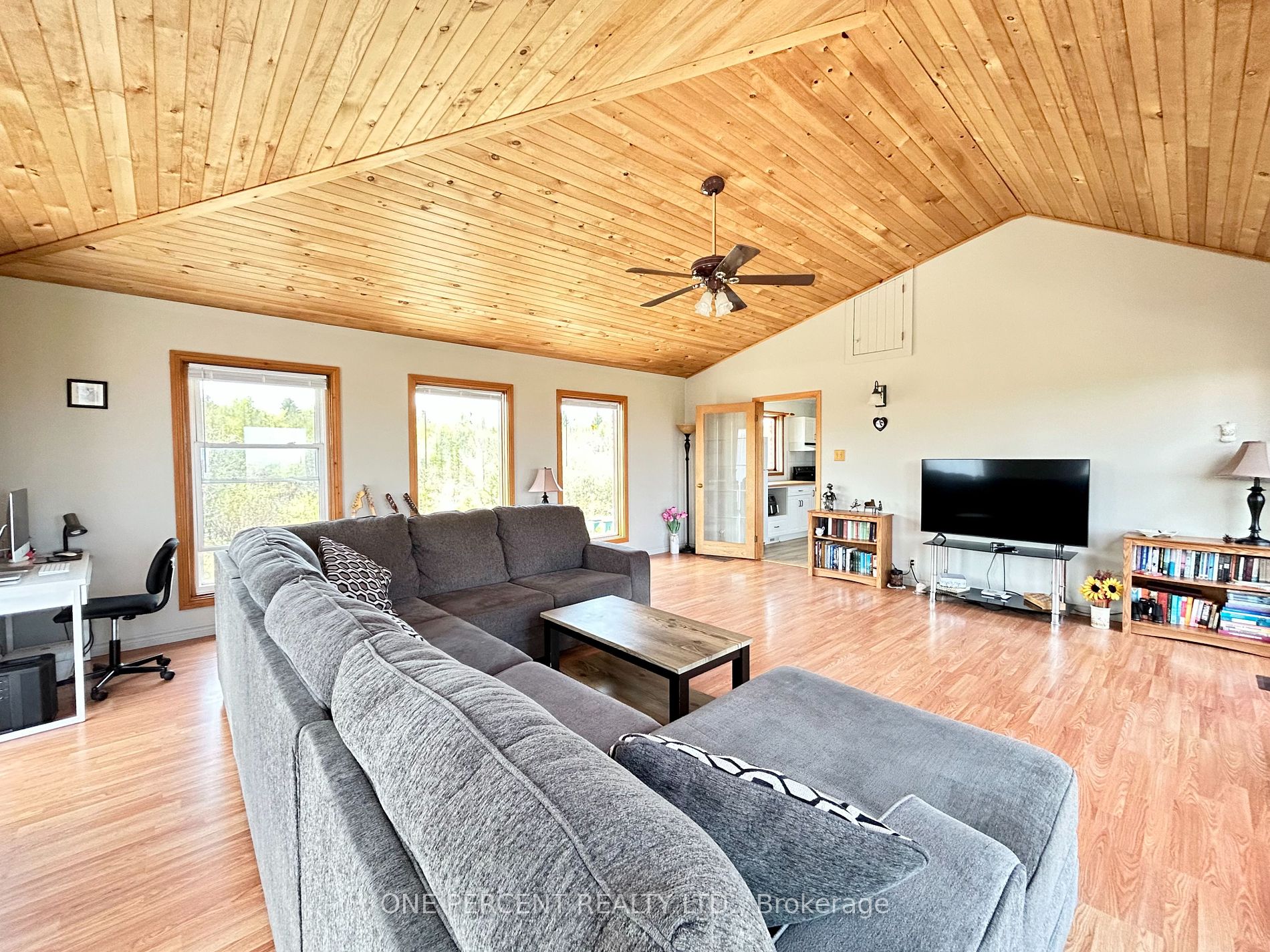 252 Lakeshore Road N