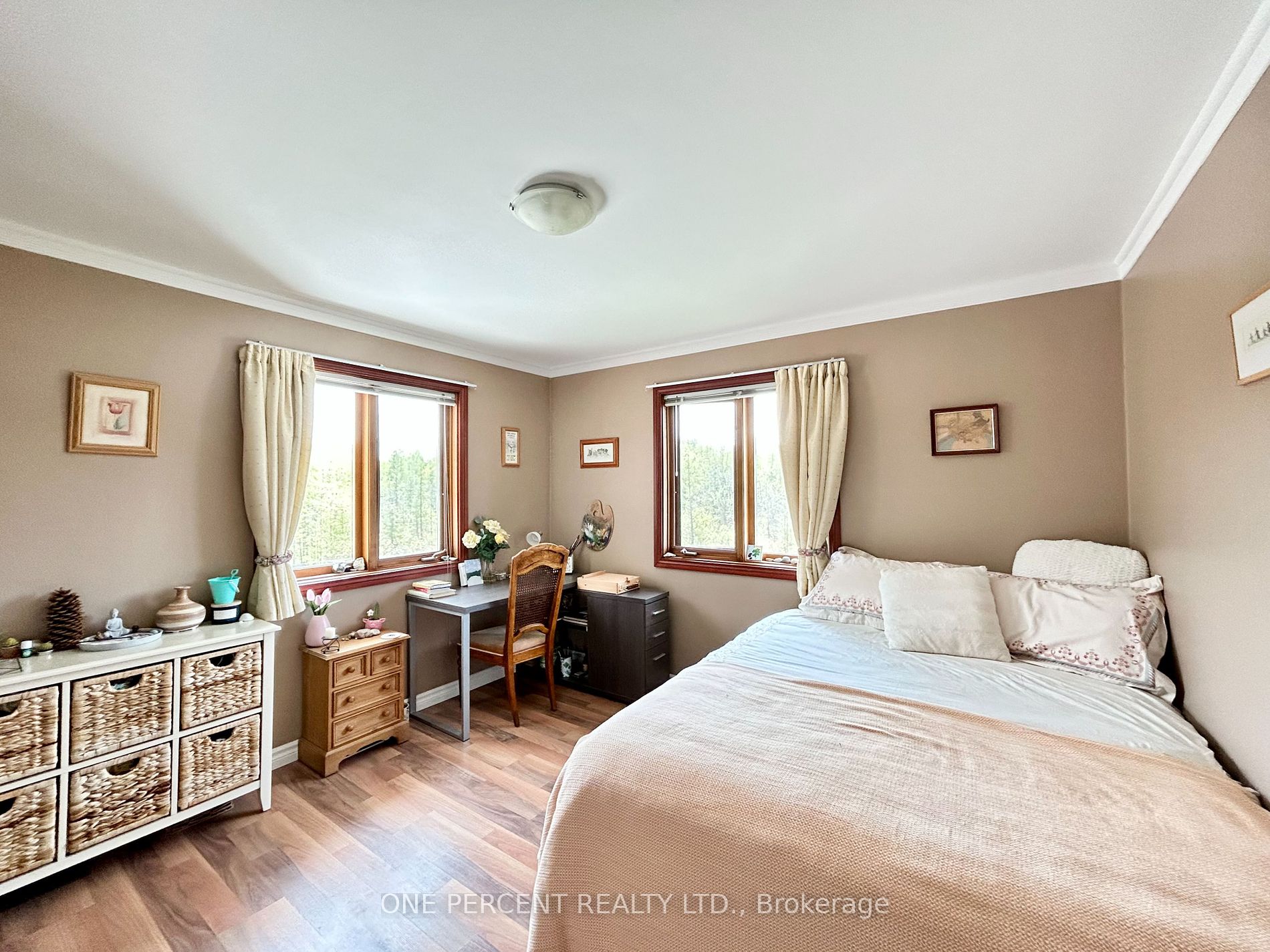 252 Lakeshore Road N