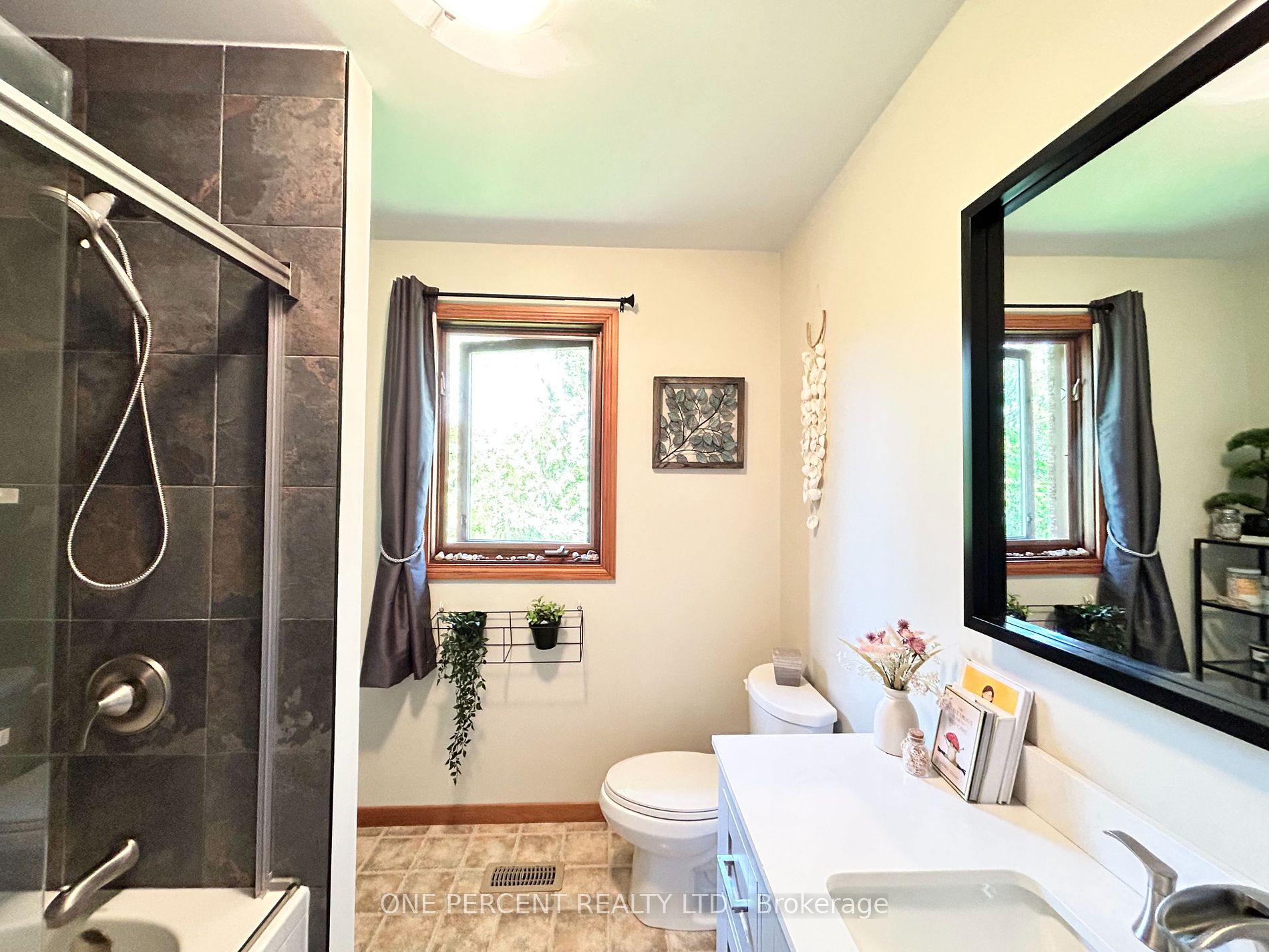 252 Lakeshore Road N