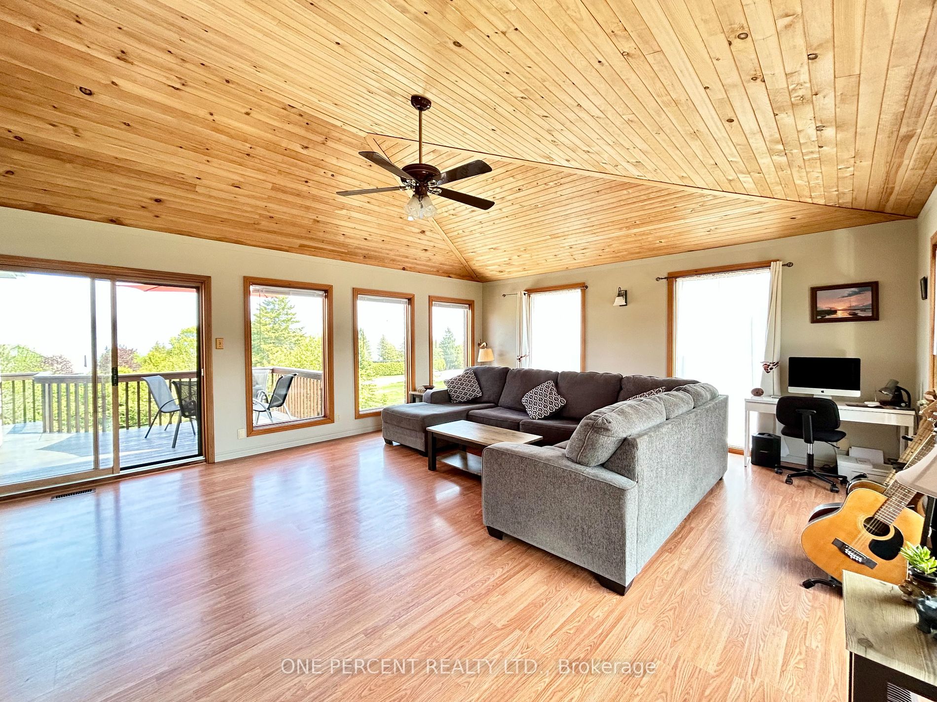 252 Lakeshore Road N