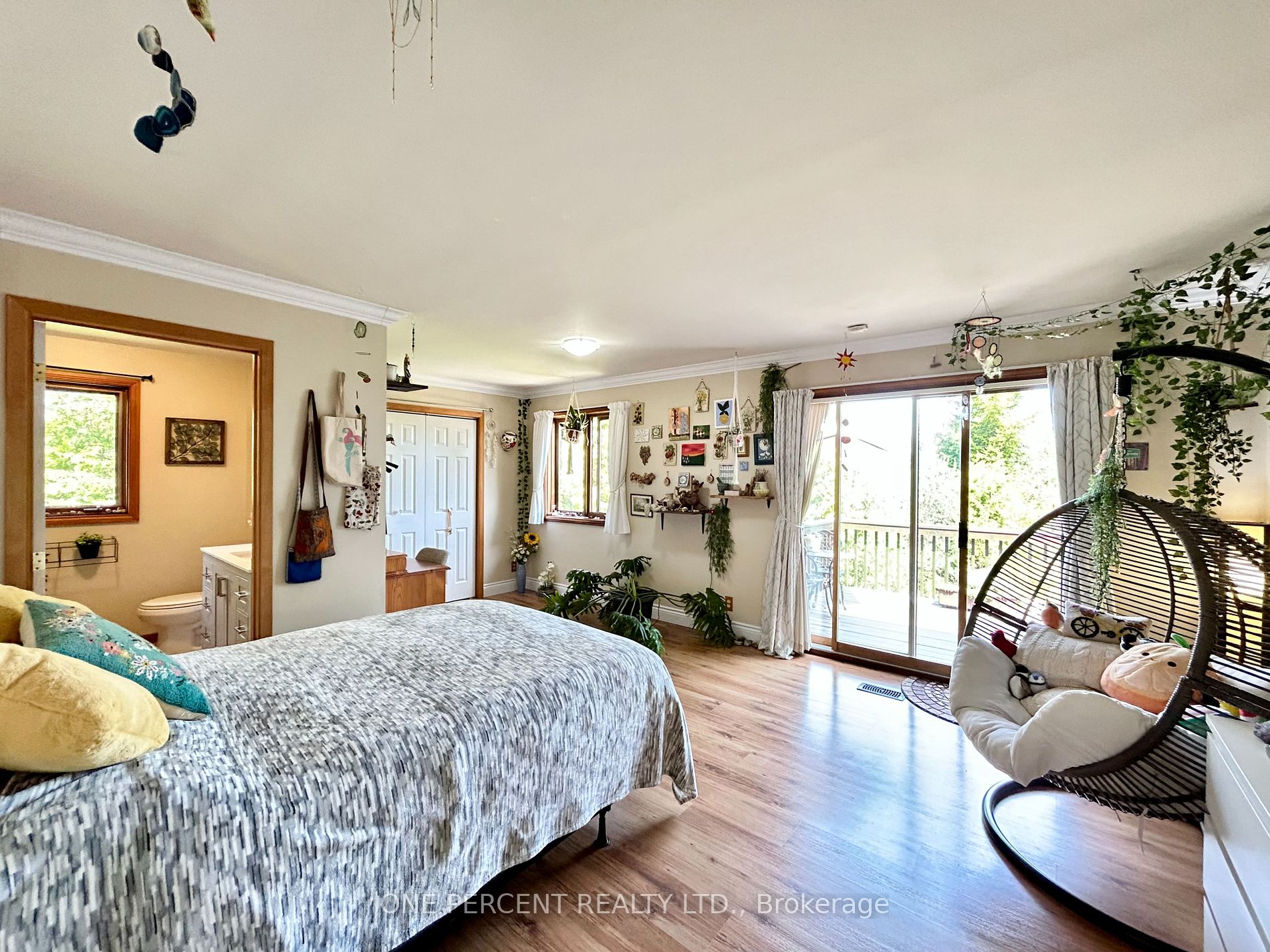 252 Lakeshore Road N