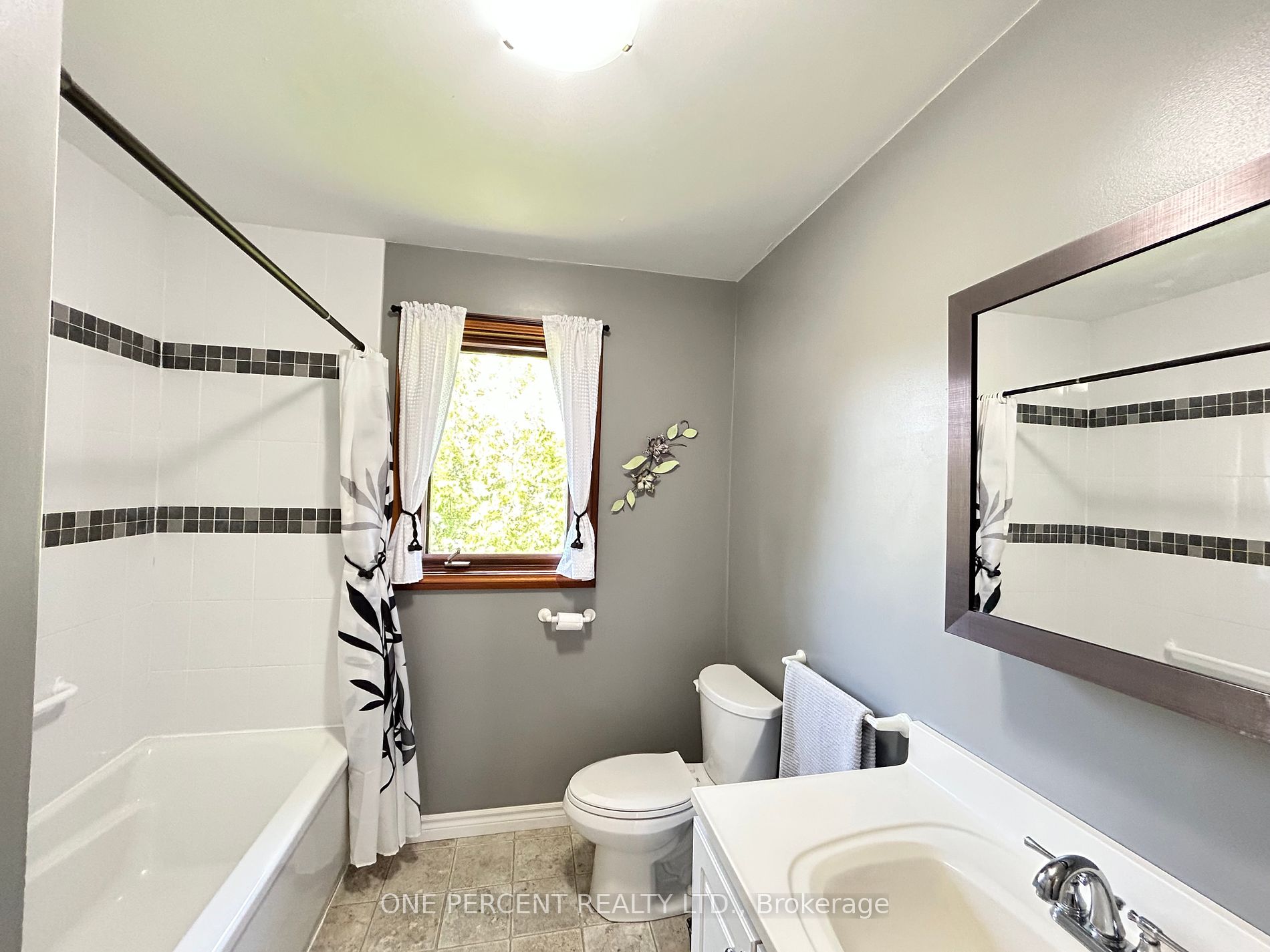 252 Lakeshore Road N