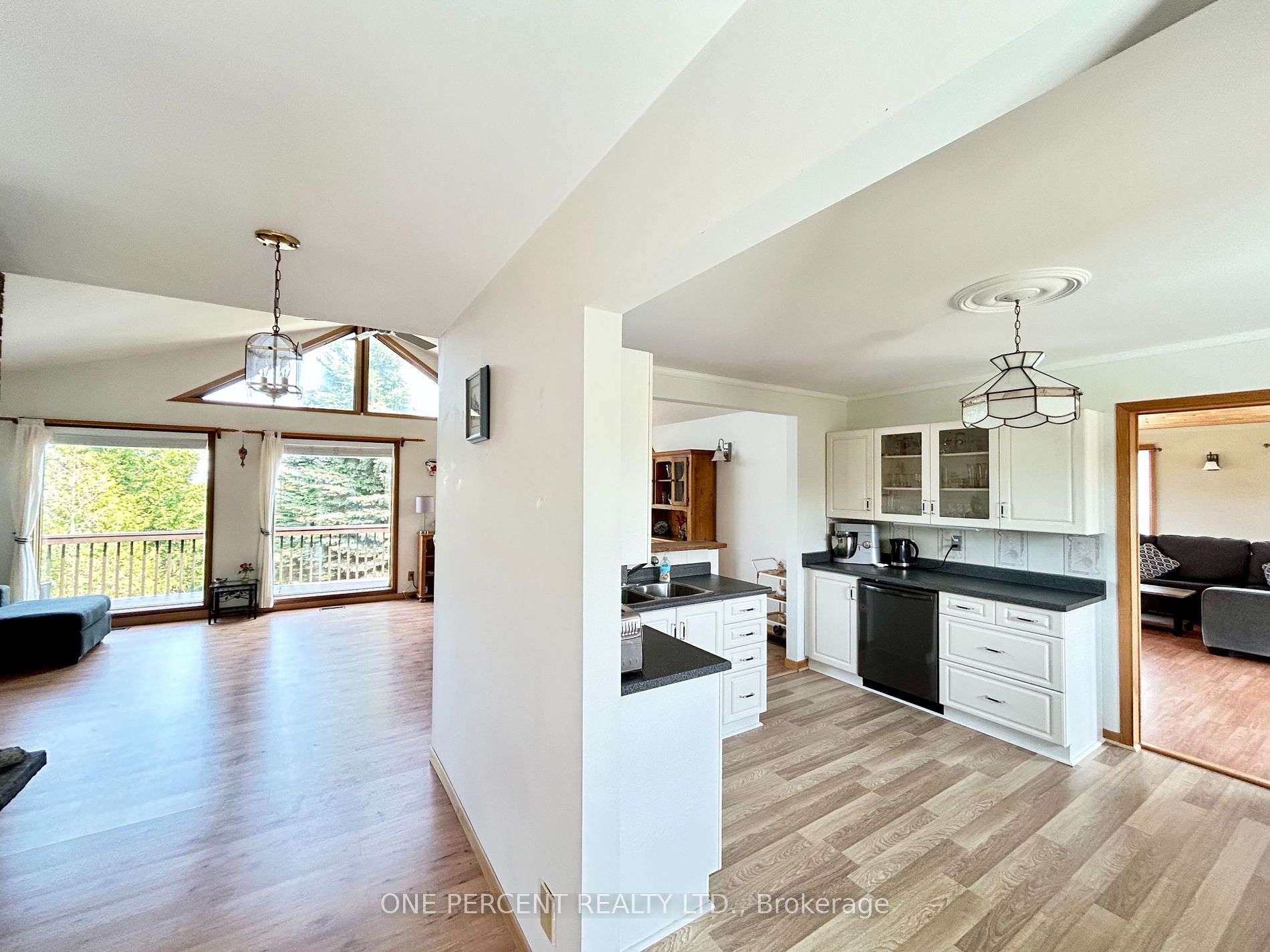 252 Lakeshore Road N