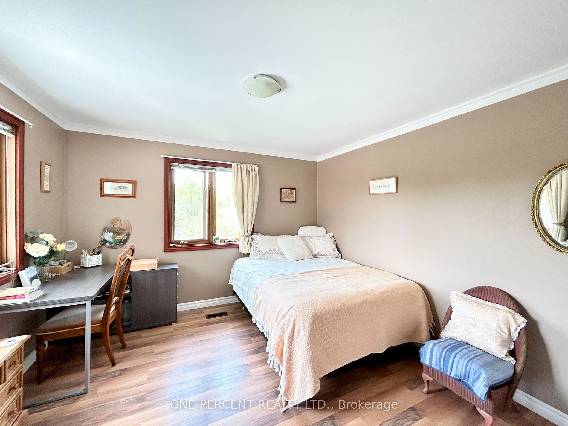 252 Lakeshore Road N