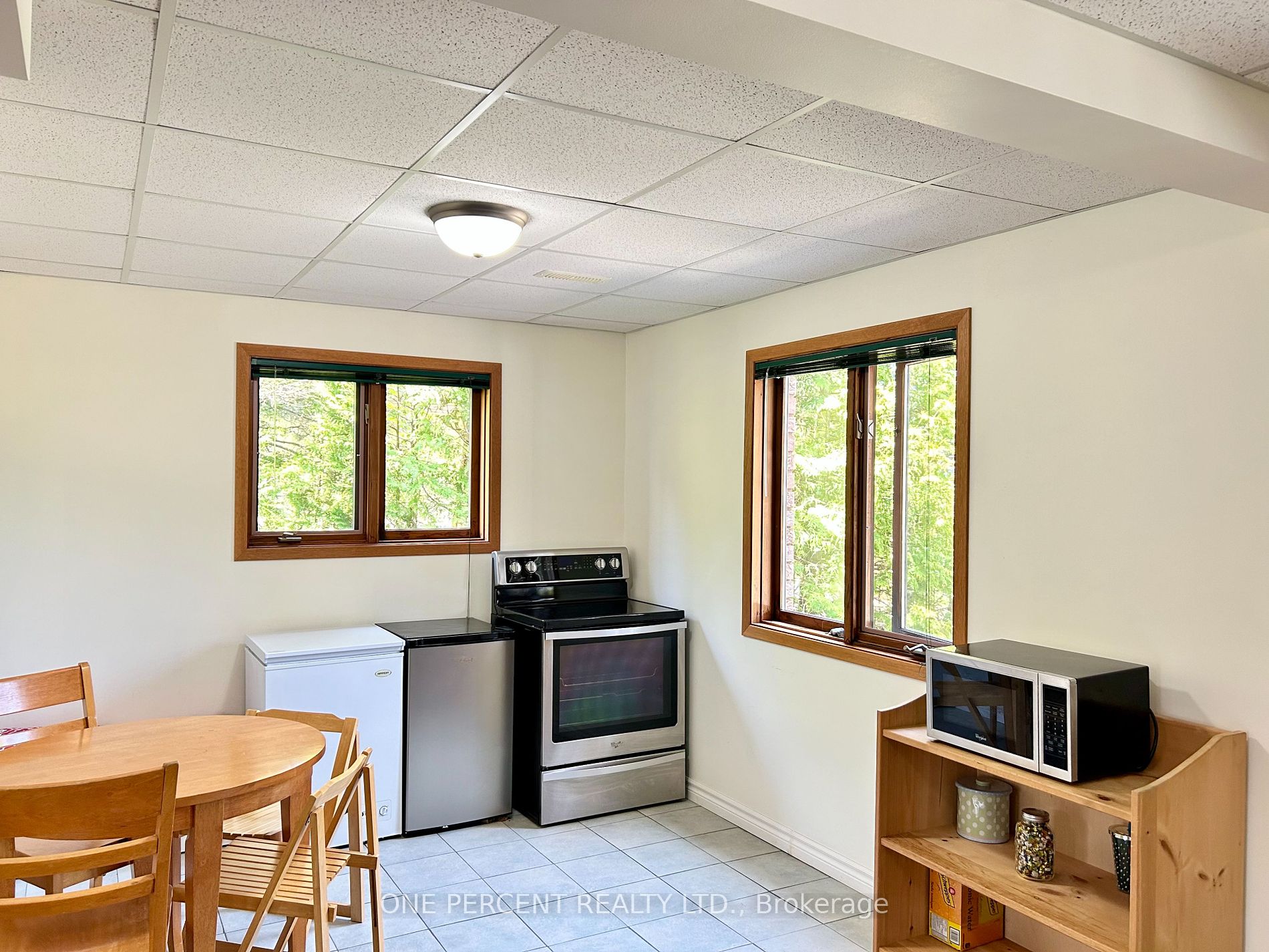 252 Lakeshore Road N
