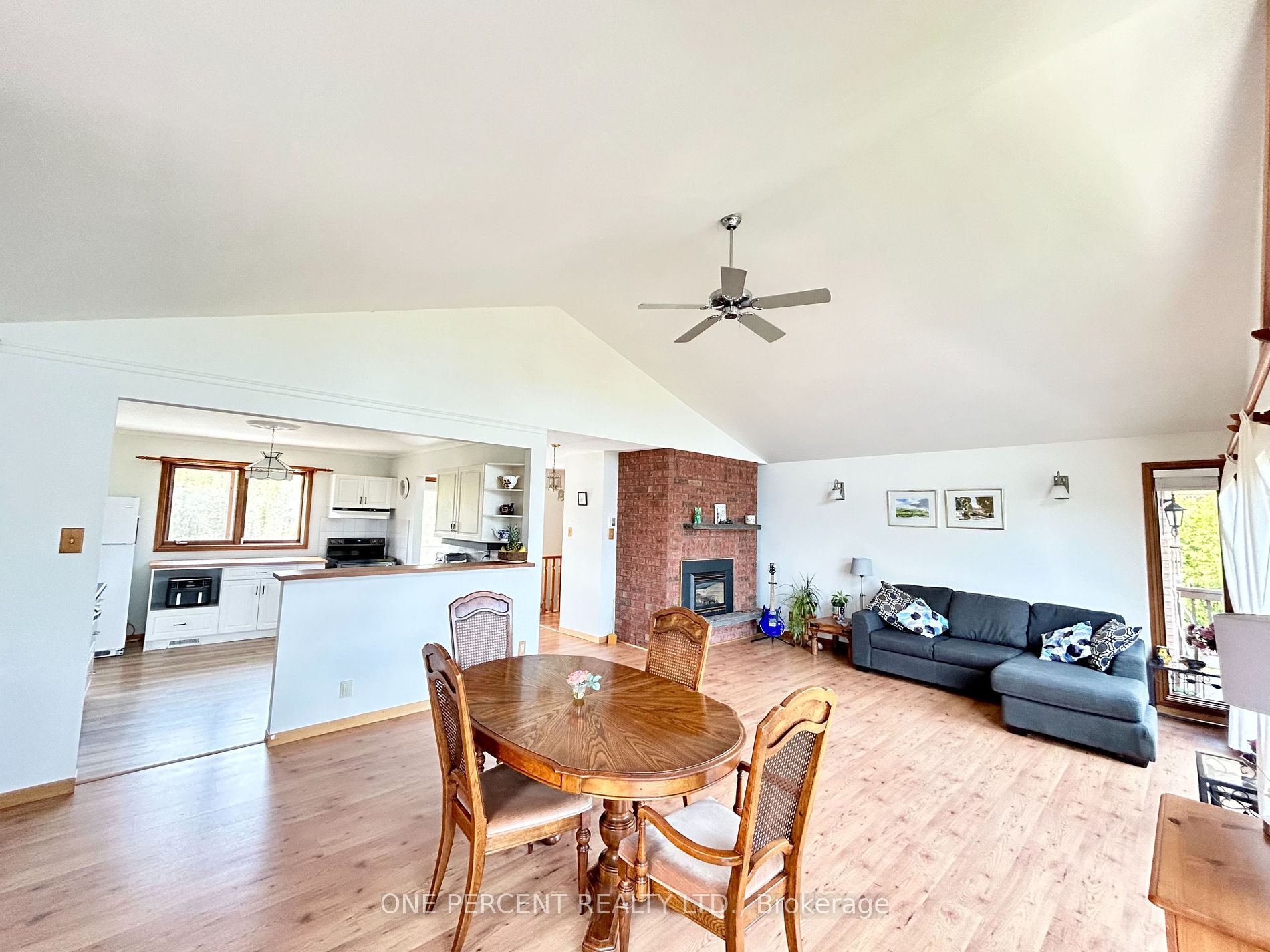 252 Lakeshore Road N
