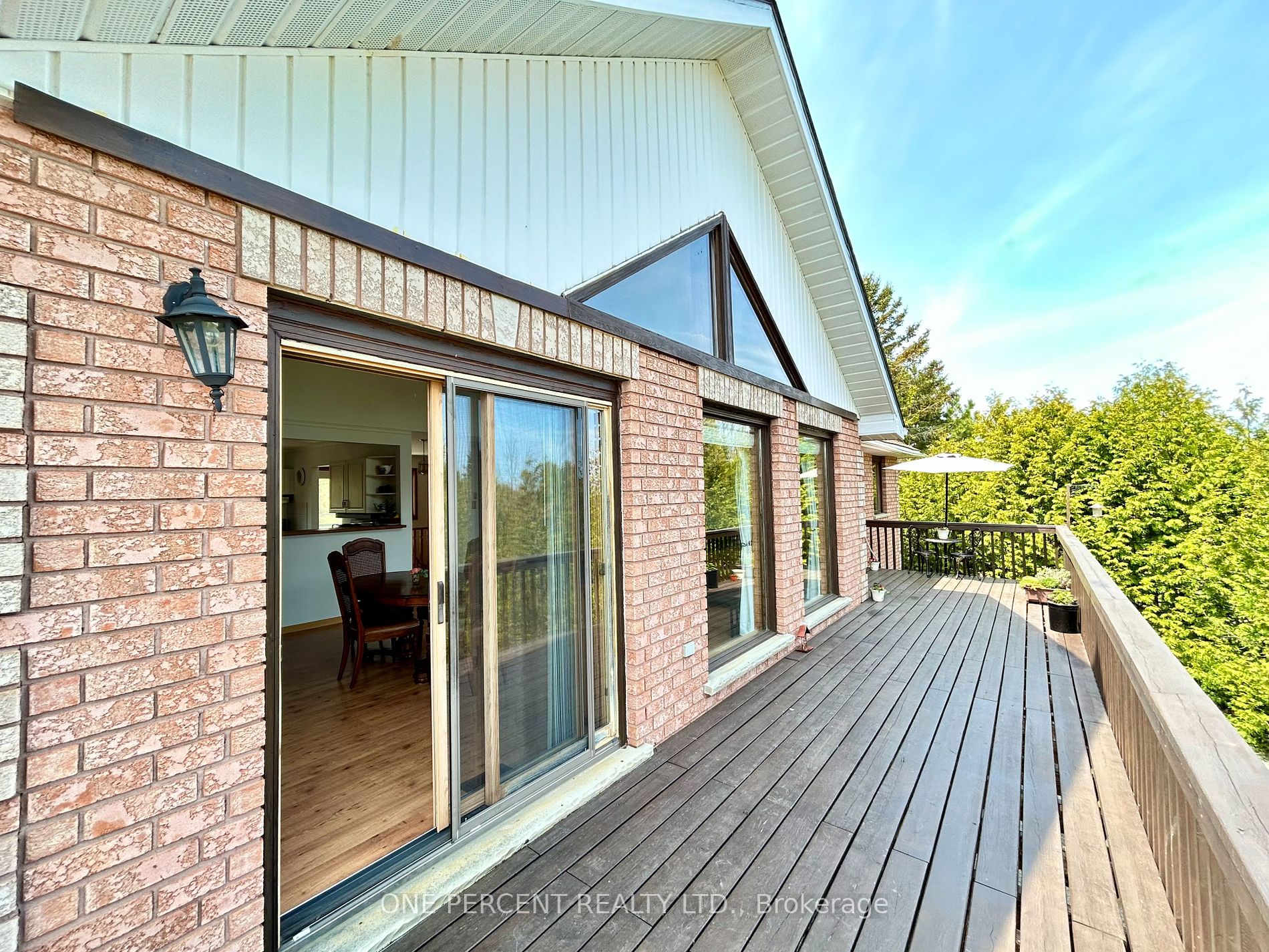 252 Lakeshore Road N