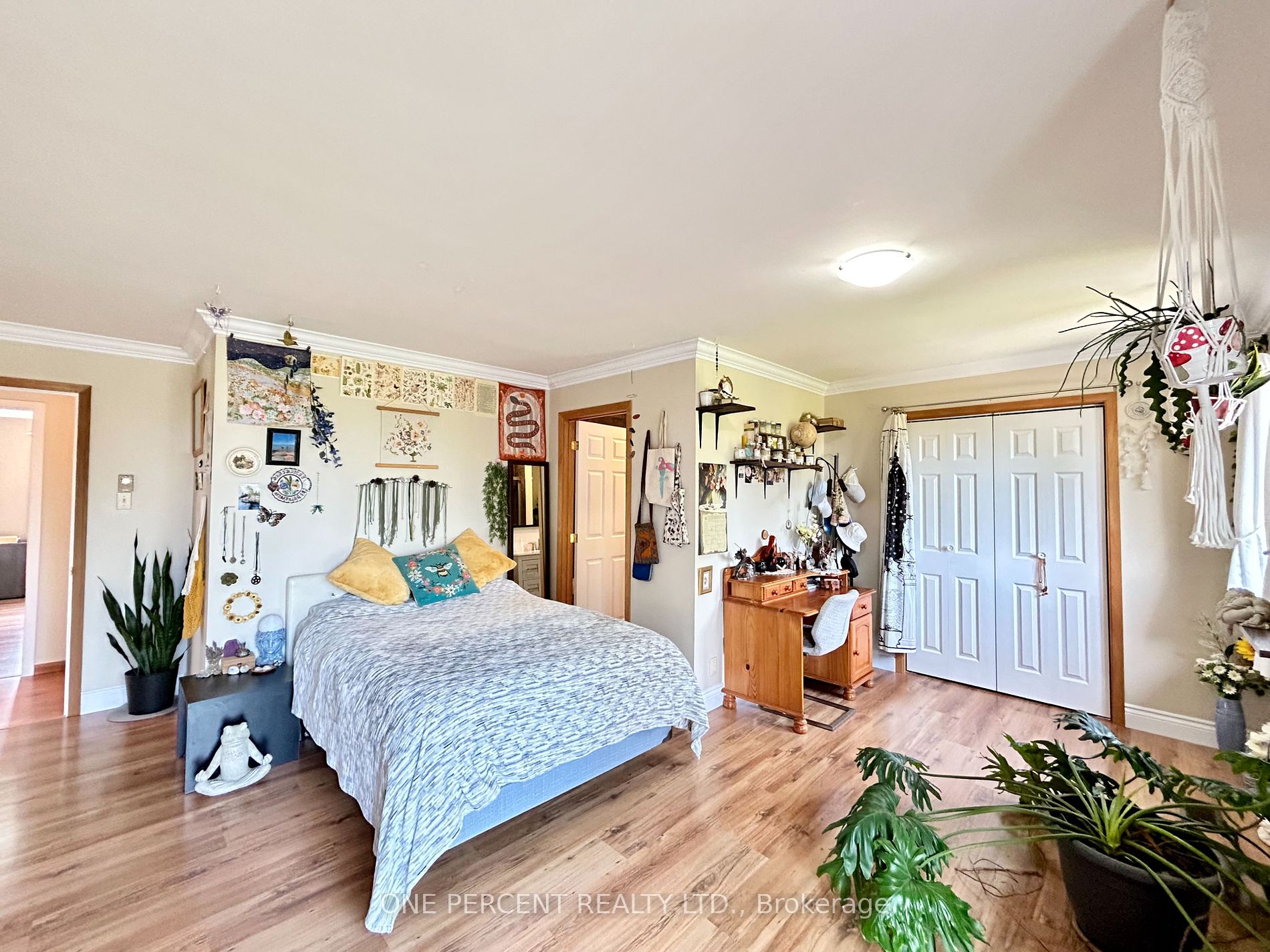 252 Lakeshore Road N