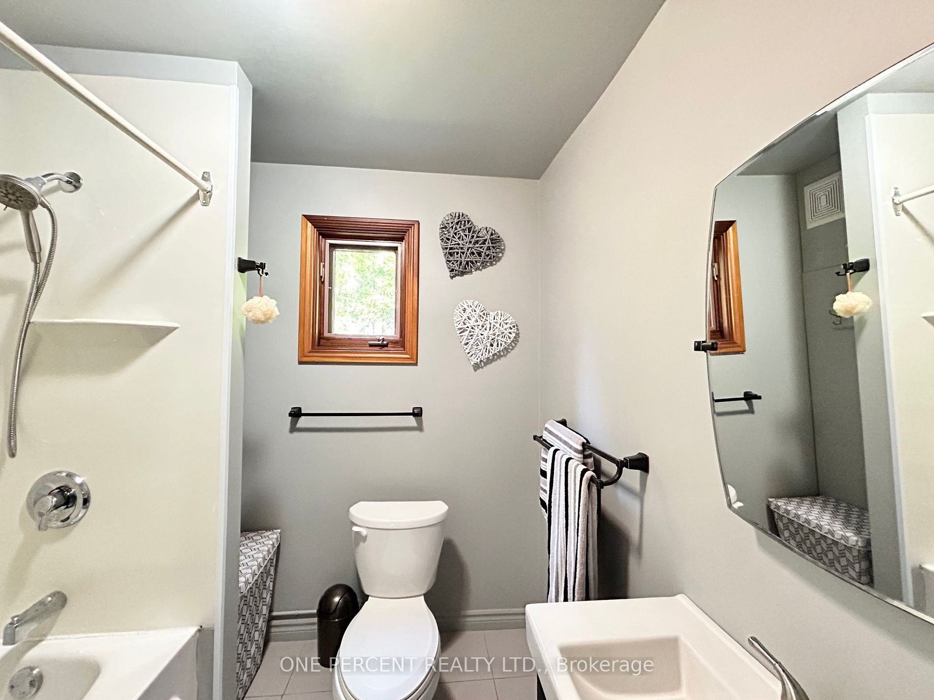 252 Lakeshore Road N