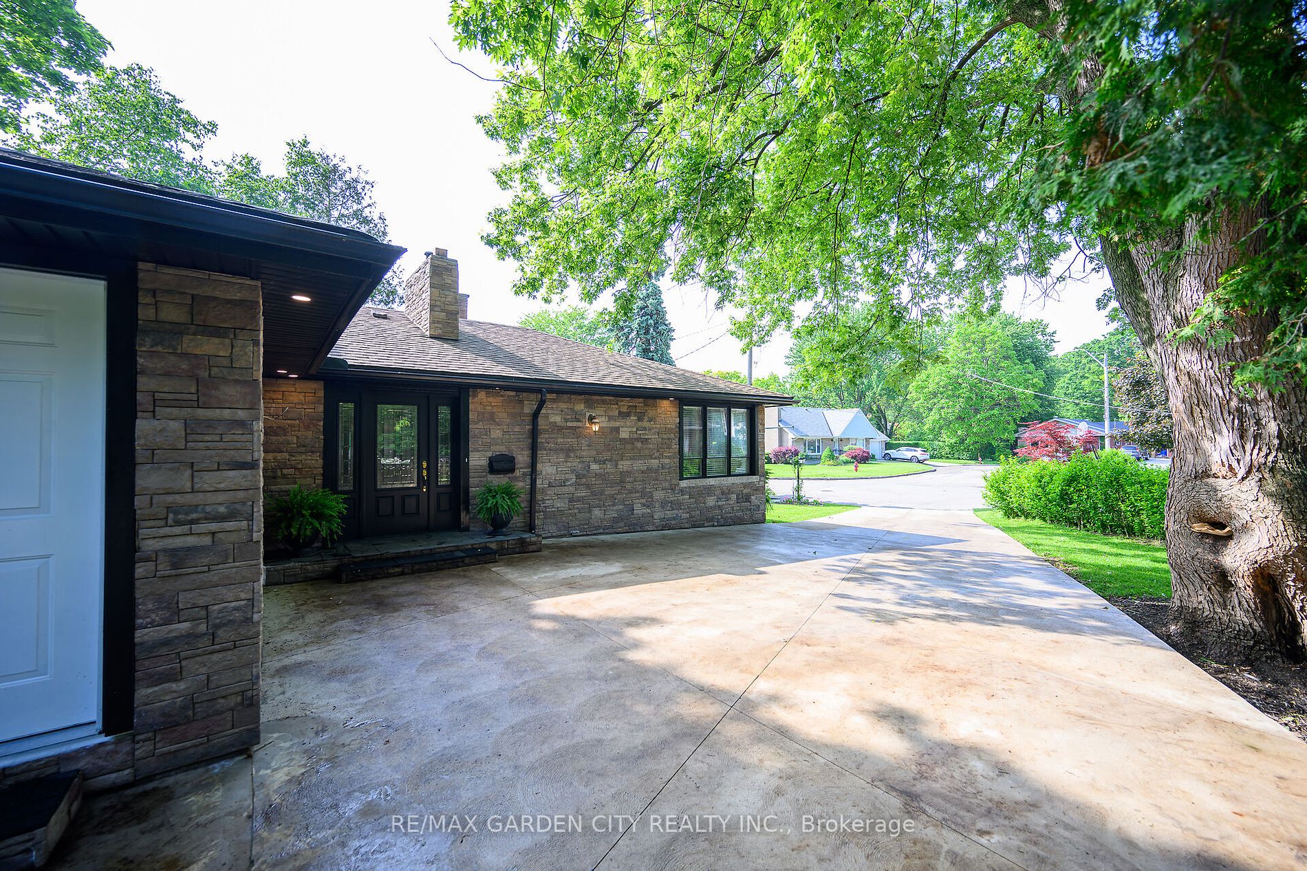 16 Freeland Court