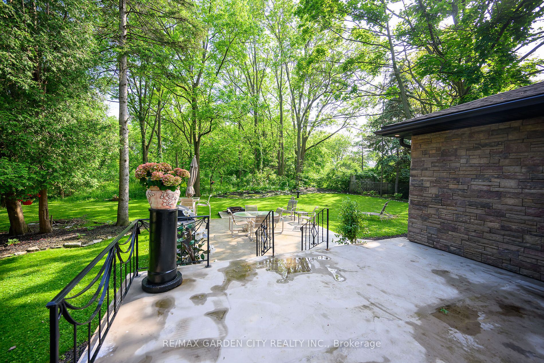 16 Freeland Court