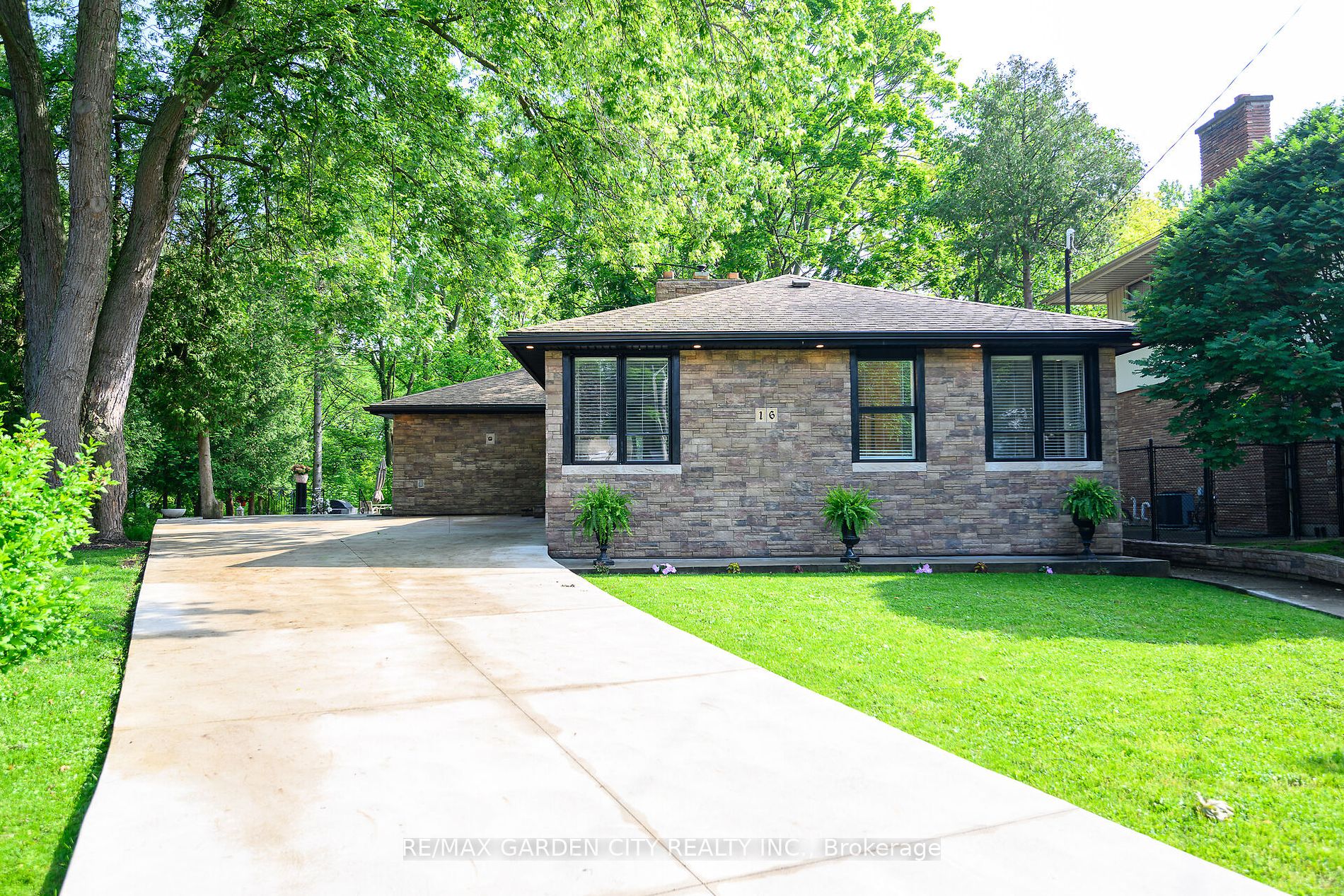 16 Freeland Court