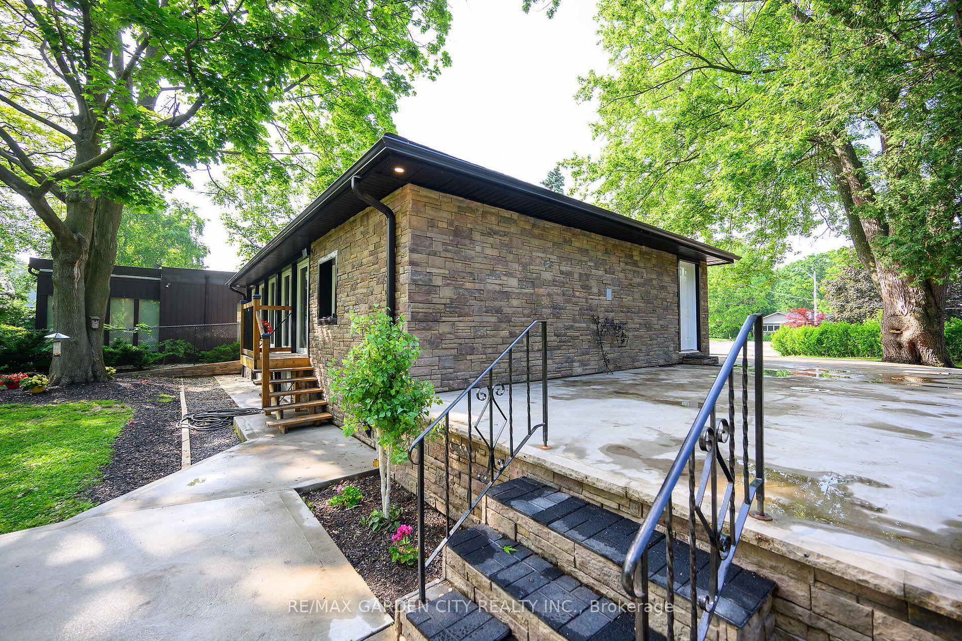 16 Freeland Court
