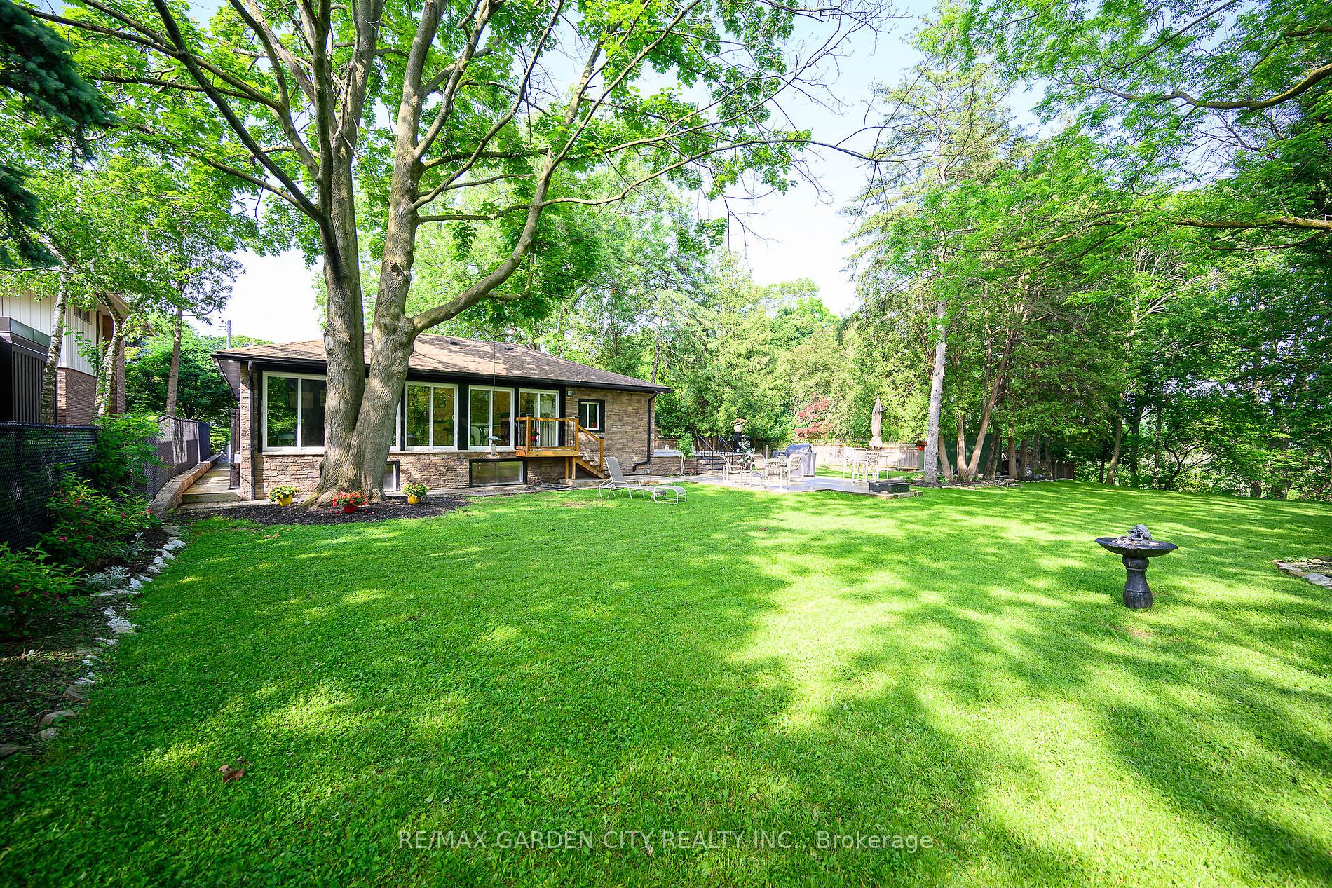 16 Freeland Court