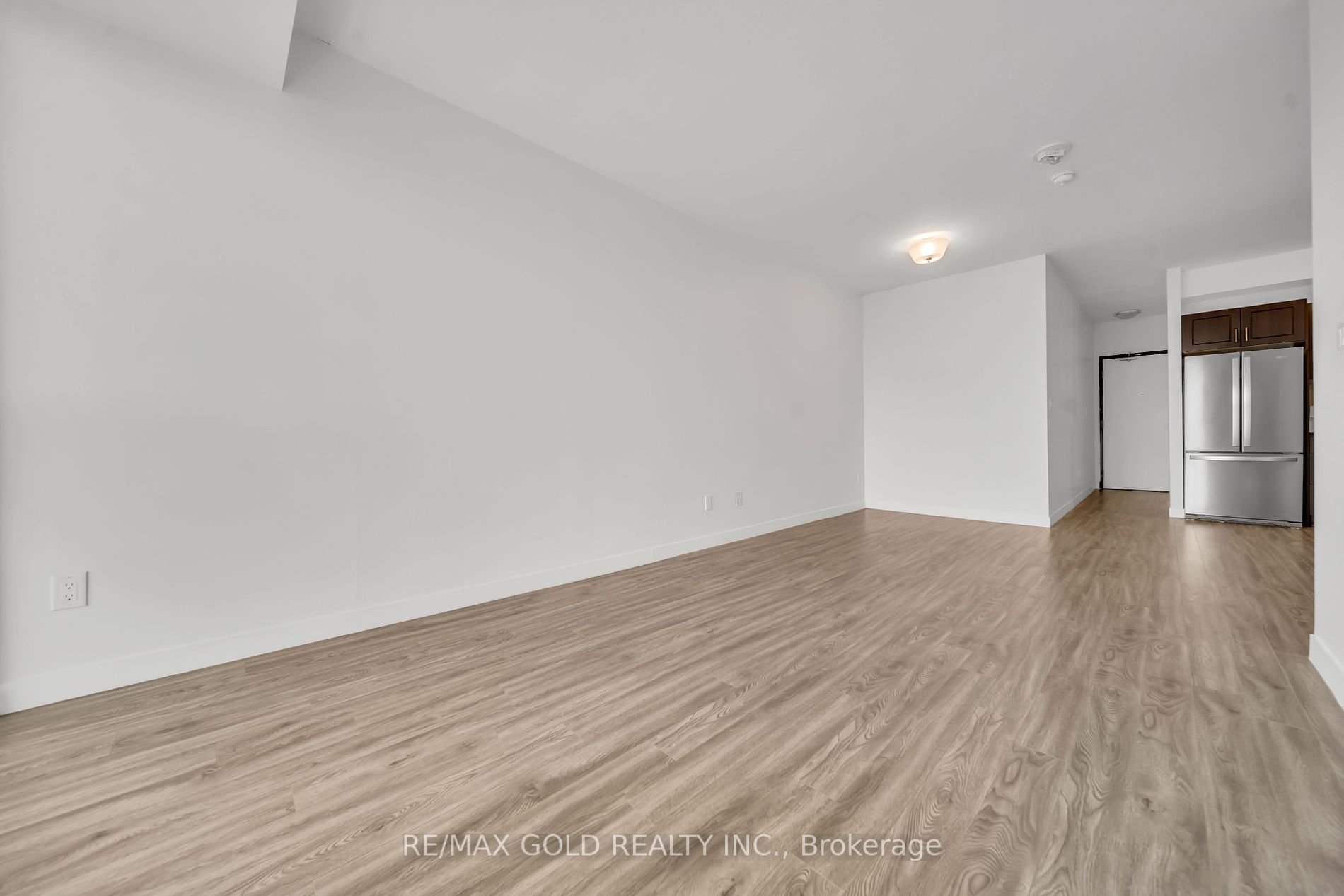 128 King Street N #803