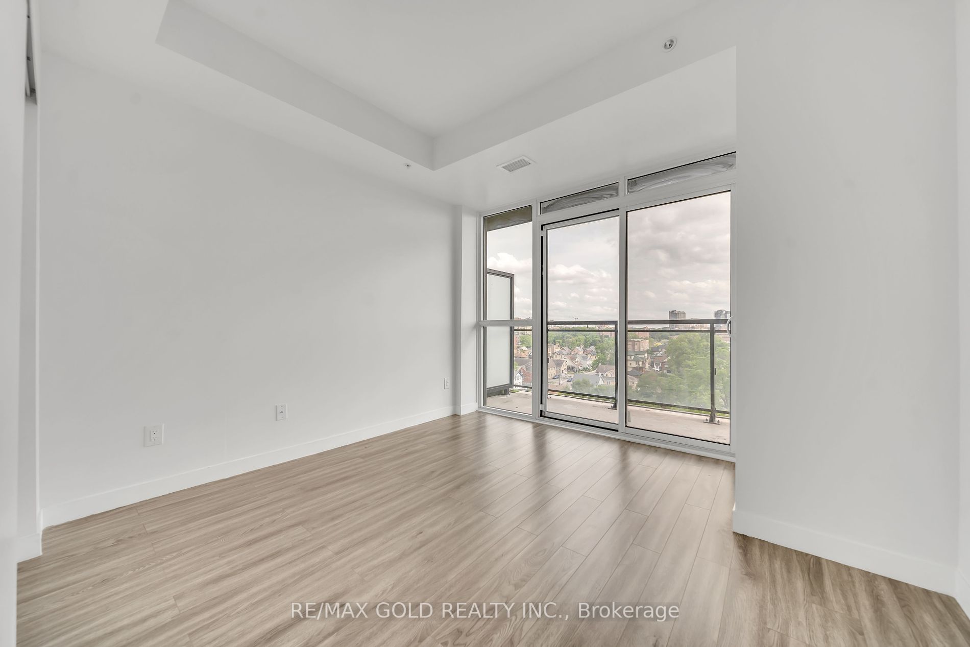 128 King Street N #803