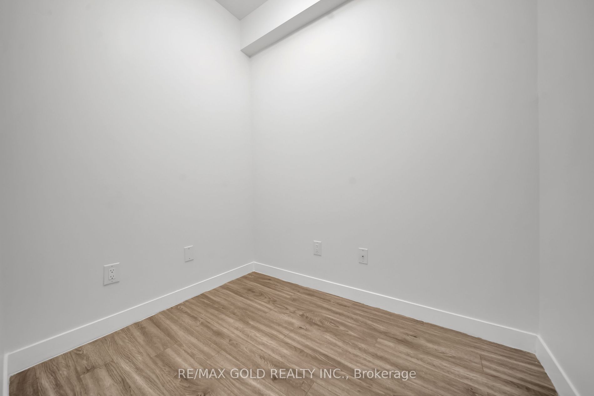 128 King Street N #803