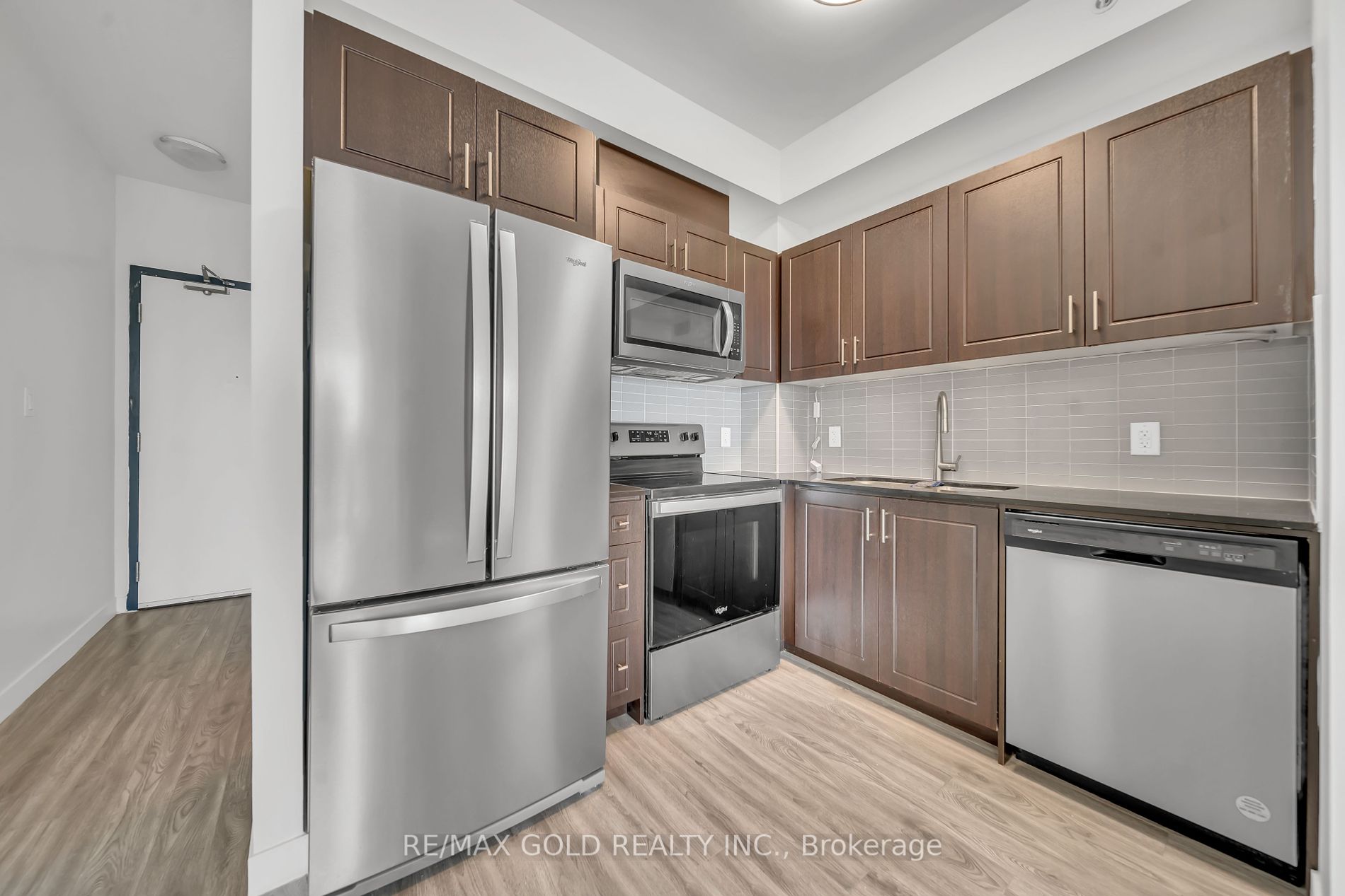 128 King Street N #803