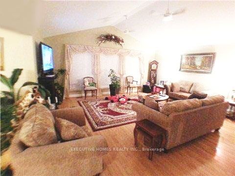 28 Woodlawn Drive