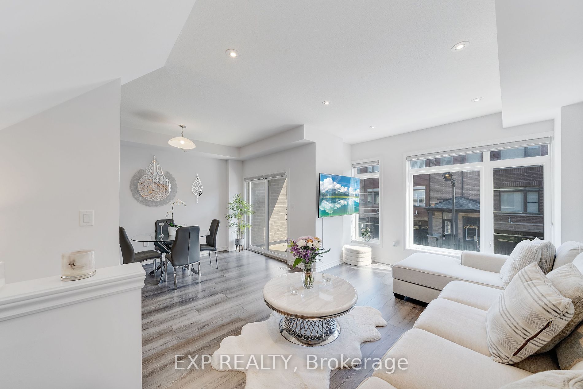 61 Soho St, #142