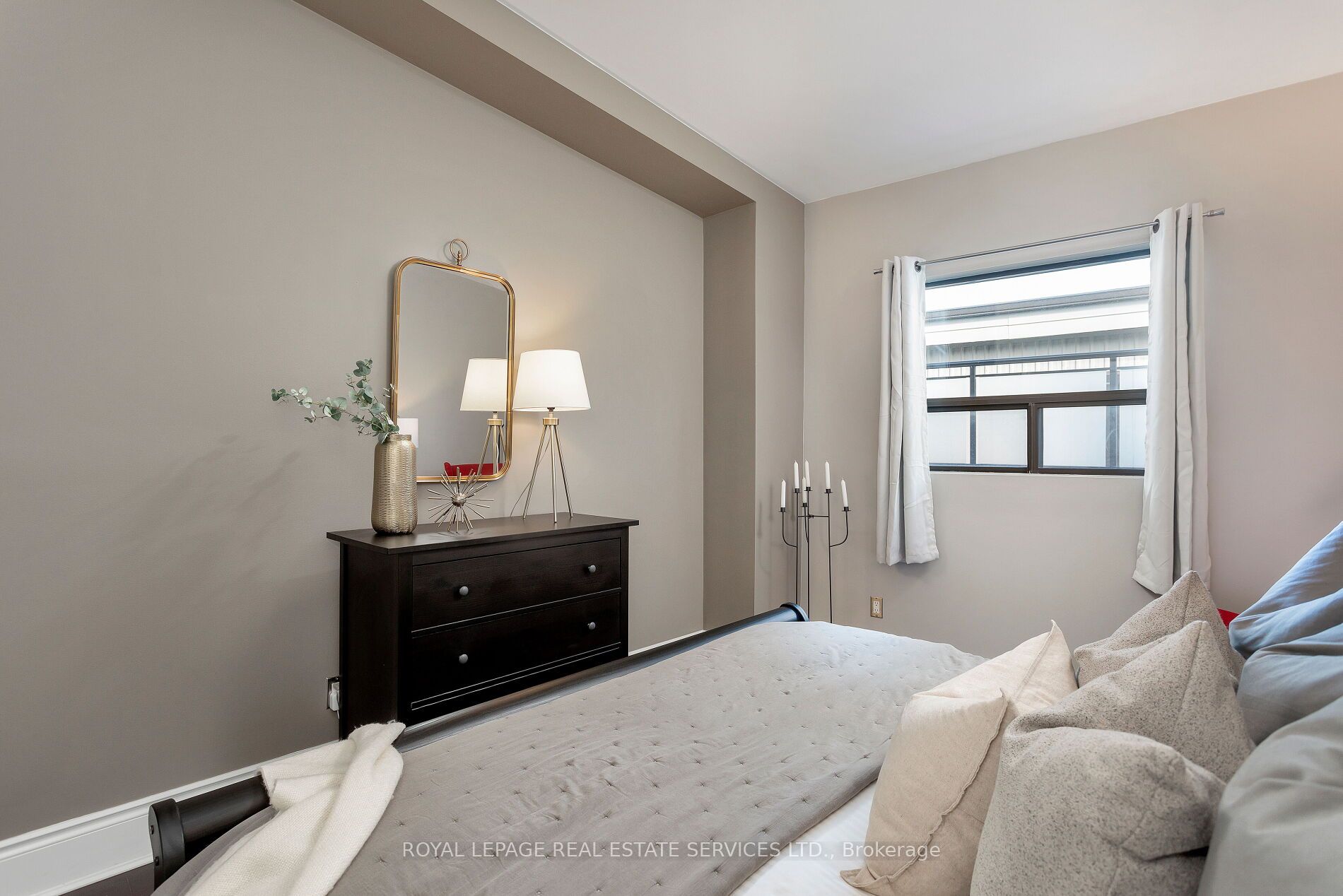 80 King William St, #402