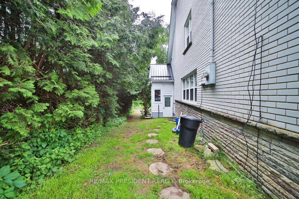 15 Leslie Frost Lane