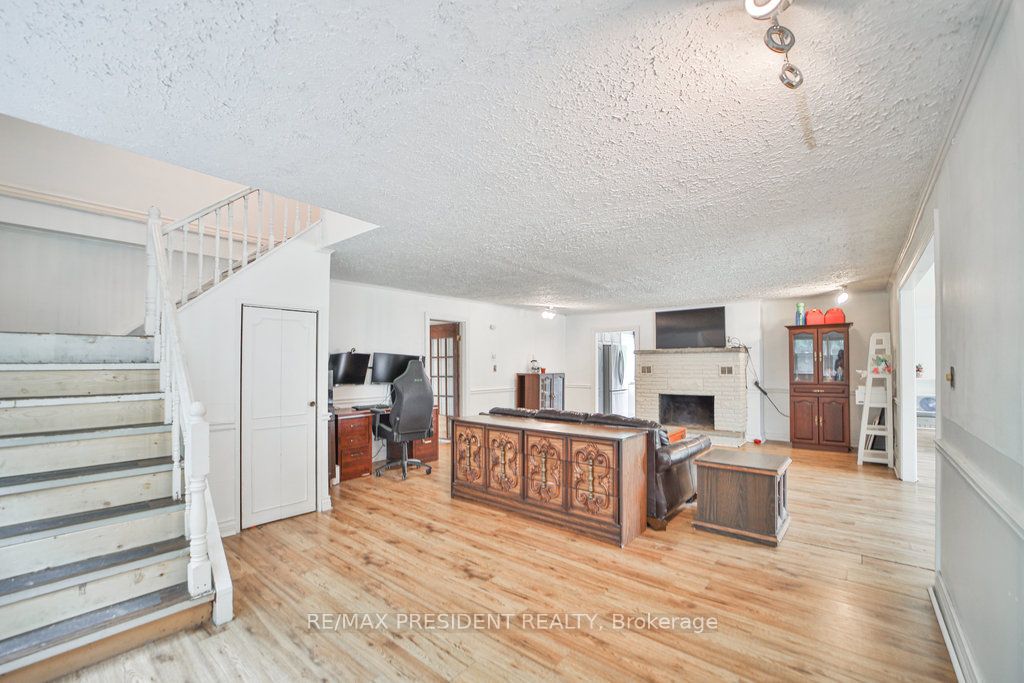 15 Leslie Frost Lane