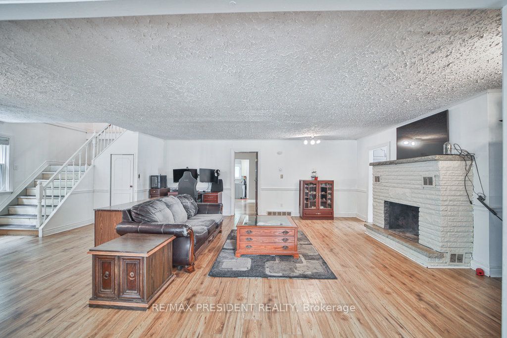 15 Leslie Frost Lane