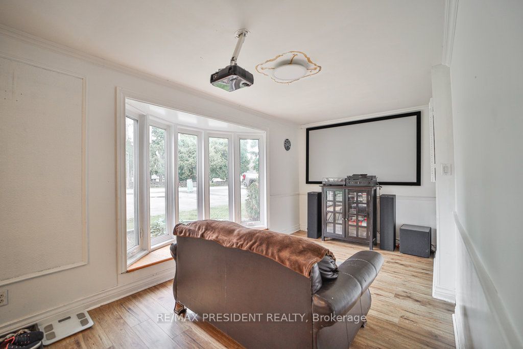 15 Leslie Frost Lane