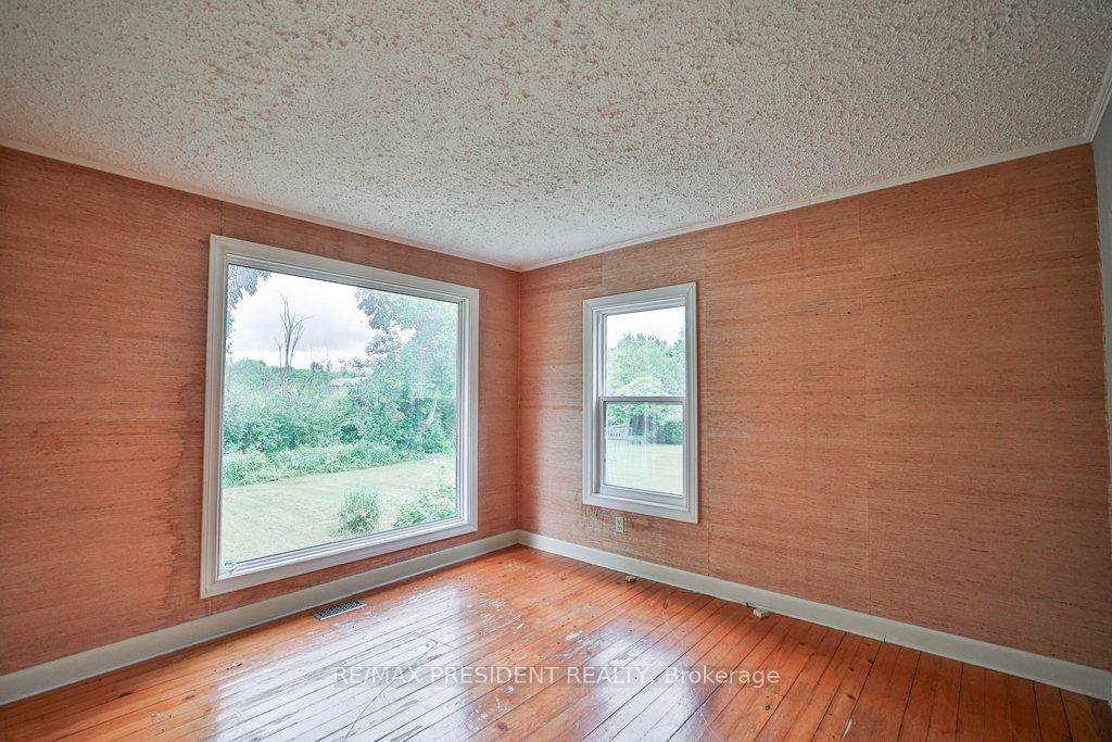 15 Leslie Frost Lane
