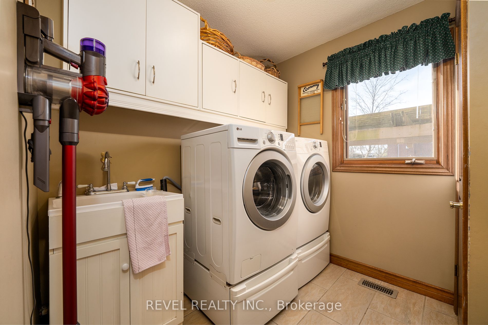3412 Vinehaven Trail