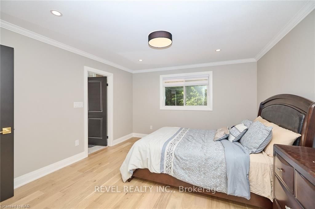 26 Oakridge Boulevard