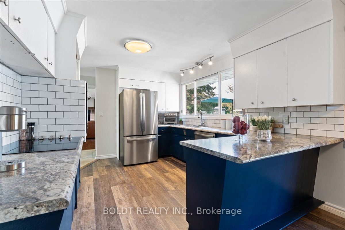 1042 Lakeshore Road W