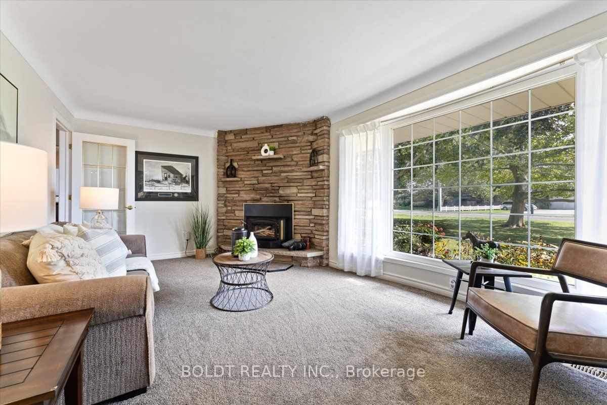 1042 Lakeshore Road W