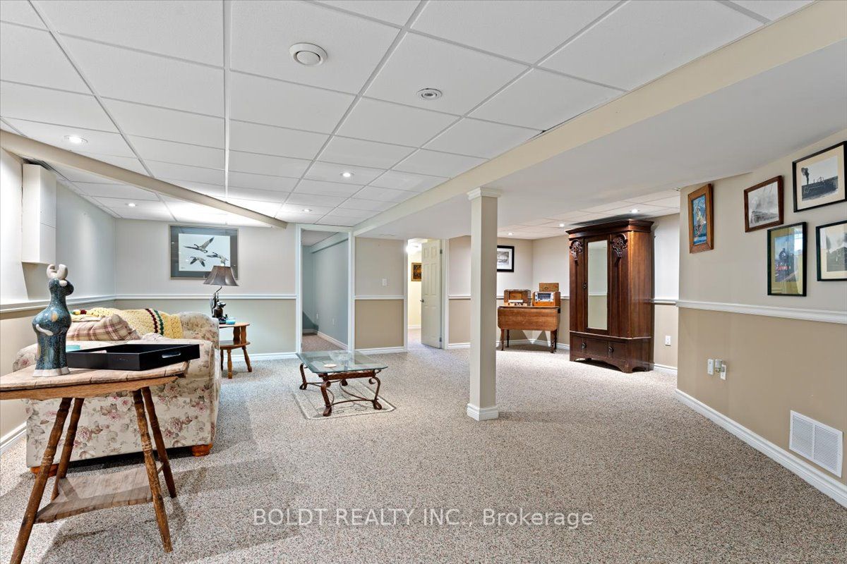 1042 Lakeshore Road W